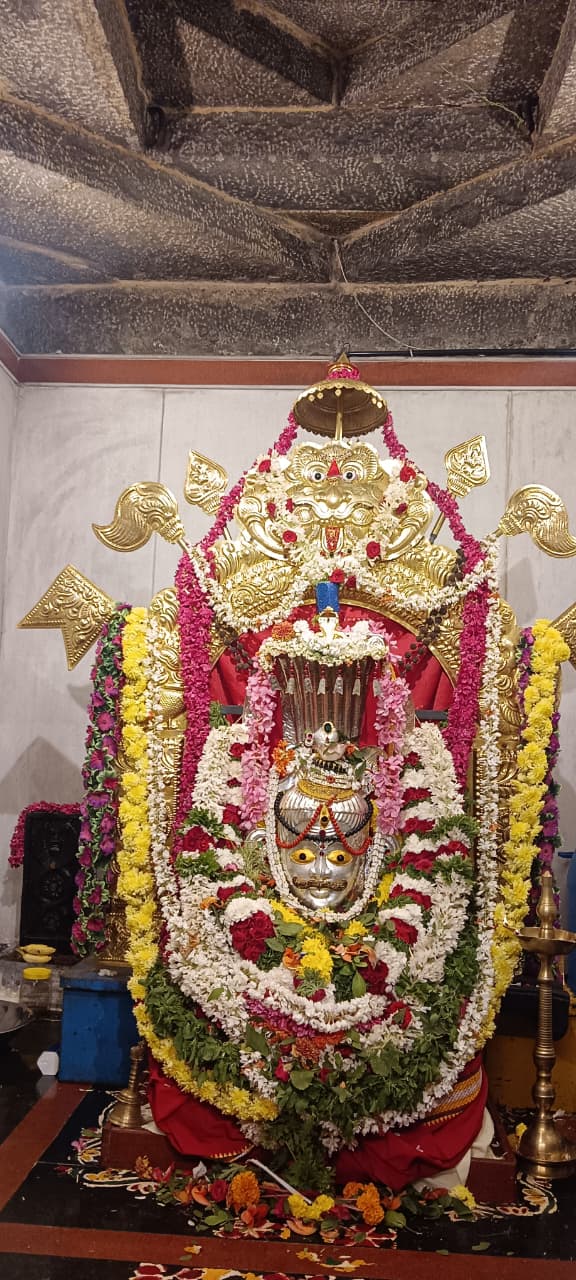 ಶ್ರವಣಬೆಳಗೊಳದ ಈಶ್ವರ ಬೀದಿ ರಸ್ತೆಯಲ್ಲಿರುವ ಅಲಂಕರಿಸಲ್ಪಟ್ಟ ಈಶ್ವರ ದೇವಾಲಯದಲ್ಲಿ ಹಮ್ಮಿಕೊಂಡಿದ್ದ ಮಹಾಶಿವರಾತ್ರಿ ಪ್ರಯುಕ್ತ ಪ್ರತಿಷ್ಠಾಪಿಸಿದ್ದ ನೀಲಕಂಠೇಶ್ವರ ಶಿವ ಪಾರ್ವತಿ ಗಣಪತಿಗೆ ವಿಶೇಷ ಪಂಚಾಮೃತ ಅಭಿಷೇಕ ಮತ್ತು ಷೋಡಶೋಪಚಾರ ಪೂಜೆಗಳ ನಂತರ ವಿವಿಧ ಪುಷ್ಪ ಆಭರಣಗಳಿಂದ ಅಲಂಕರಿಸಿ ಮಹಾಮಂಳಾರತಿಯನ್ನು ಪ್ರಧಾನ ಅರ್ಚಕ ಶ್ರೀಧರ್ ನೇತೃತ್ವದಲ್ಲಿ ನೆರವೇರಿತು. ಸಾವಿರಾರು ಭಕ್ತರು ಪಾಲ್ಗೊಂಡಿದ್ದು ದರ್ಶನ ಪಡೆದರು.