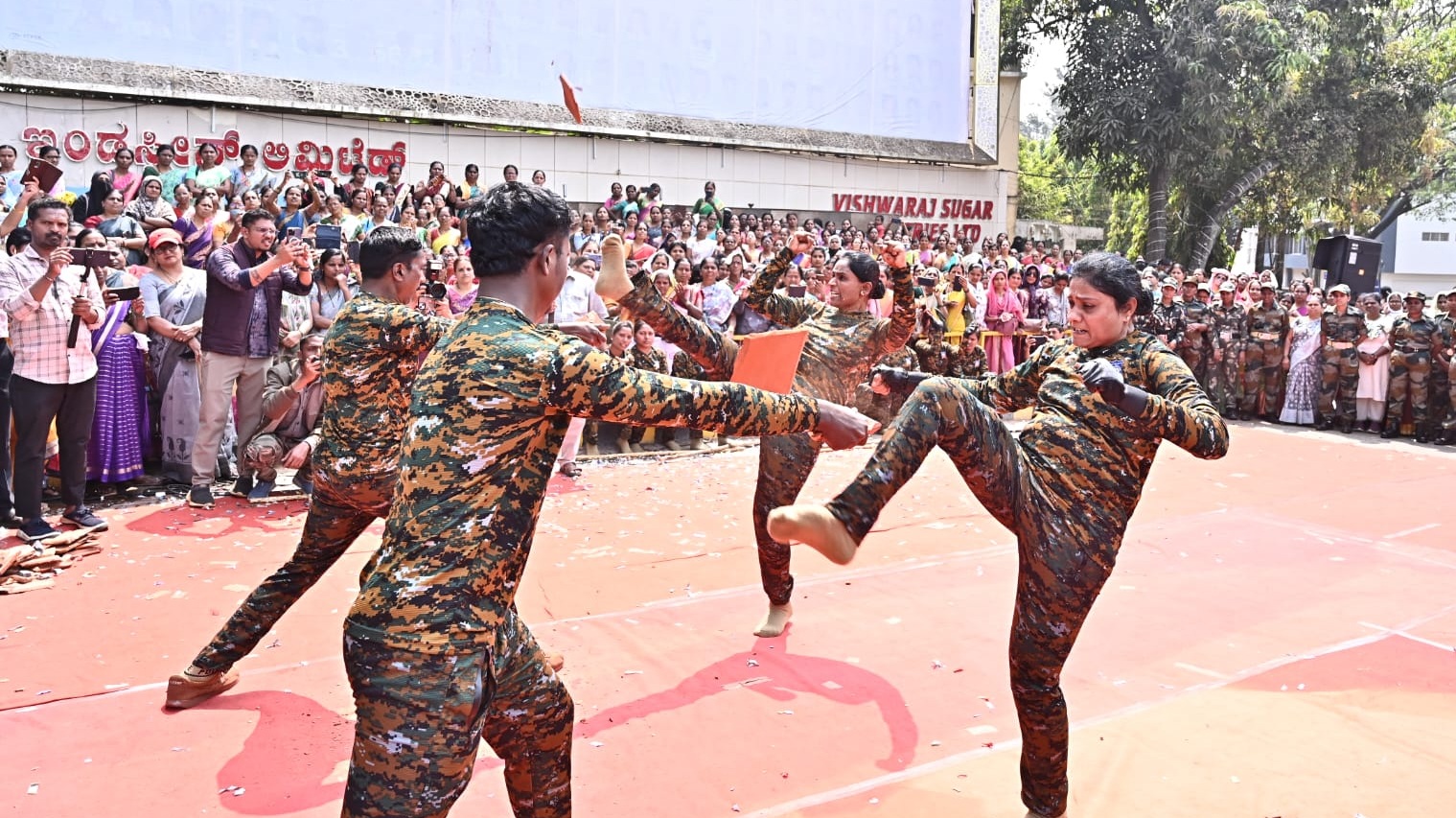 ಬೆಳಗಾವಿಯಲ್ಲಿ ಮಂಗಳವಾರ ‘ಅಕ್ಕ ಪಡೆ’ ಉದ್ಘಾಟನಾ ಸಮಾರಂಭದಲ್ಲಿ ಬೀದರ್‌ನ ಅಕ್ಕಪಡೆಯ ಸದಸ್ಯೆಯರು ಕಾಲಿನಿಂದ ಒದ್ದು ಹೆಂಚುಗಳನ್ನು ಪುಡಿಗಟ್ಟಿ ಸಾಹಸ ಮೆರೆದರು 
 ಪ್ರಜಾವಾಣಿ ಚಿತ್ರ: ಏಕನಾಥ ಅಗಸಿಮನಿ