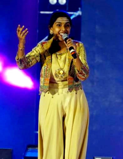 ಕುರುಗೋಡು ಉತ್ಸವದಲ್ಲಿ ಭಾಗವಹಿಸಿದ್ದ ಸರಿಗಮಪ ಖ್ಯಾತಿಯ ಶಿವಾನಿ ಸುಶ್ರಾವ್ಯವಾಗಿ ಹಾಡಿದರು