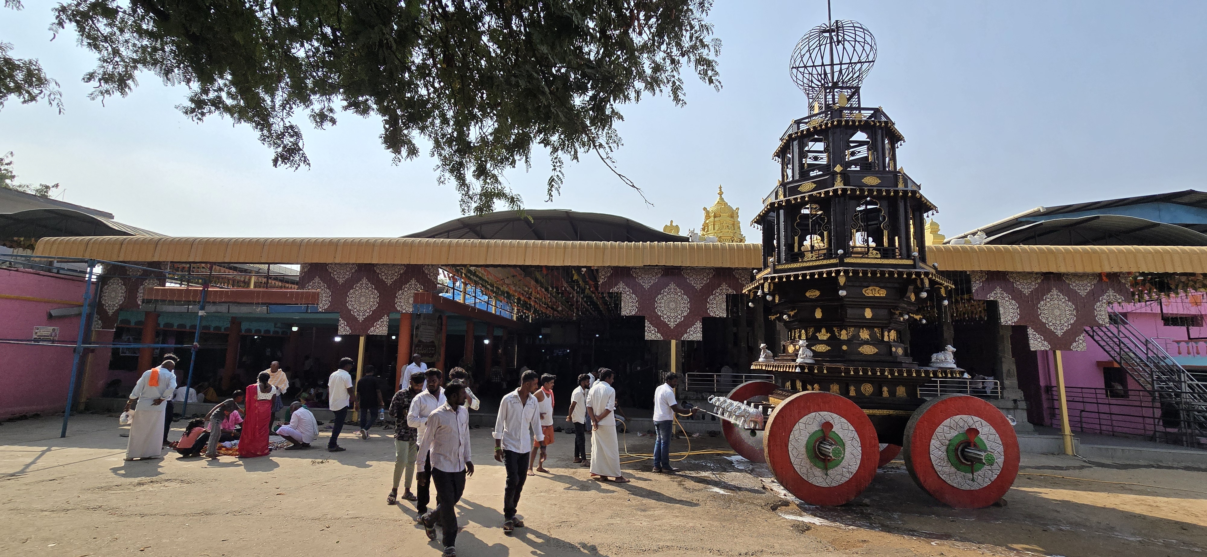 ಯಾದಗಿರಿ ತಾಲ್ಲೂಕಿನ ಅಬ್ಬೆತುಮಕೂರಿನಲ್ಲಿ ಮಂಗಳವಾರ ಸೇರಿದ ಭಕ್ತರು ರಥ ಸ್ವಚ್ಛತೆಯಲ್ಲಿ ತೊಡಗಿದ ಭಕ್ತ