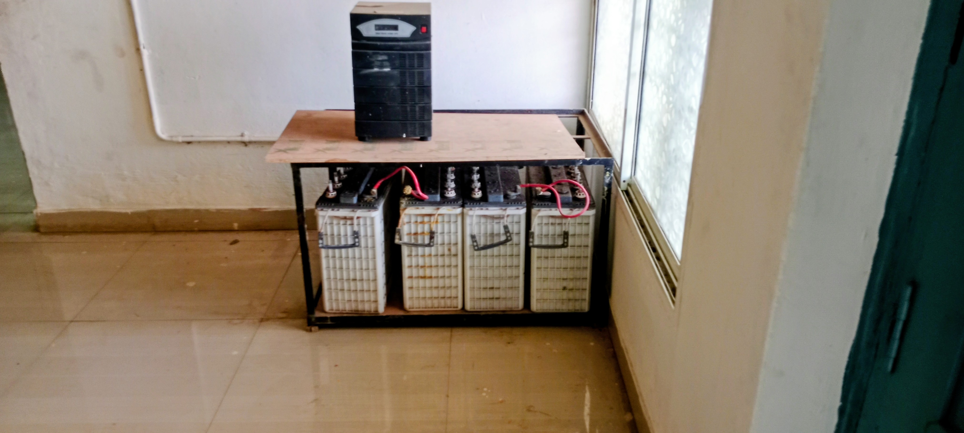 ಹಳೇಬೀಡಿನ ಹಿಂದುಳಿದ ವರ್ಗಗಳ ಬಾಲಕರ ವಿದ್ಯಾರ್ಥಿ ನಿಲಯದಲ್ಲಿ ಕೆಟ್ಟು ನಿಂತಿರುವ ಯುಪಿಎಸ್ ಹಾಗೂ ಬ್ಯಾಟರಿ.