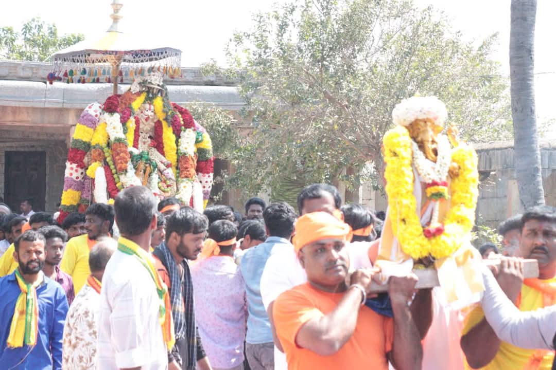 ರಥೋತ್ಸವಕ್ಕೆ ಮುನ್ನಾ ದೇವರ ಮೂರ್ತಿಗಳನ್ನು ದೇವಾಲಯದ ಬಳಿ ಮೆರವಣಿಗೆ ನಡೆಸಿದರು