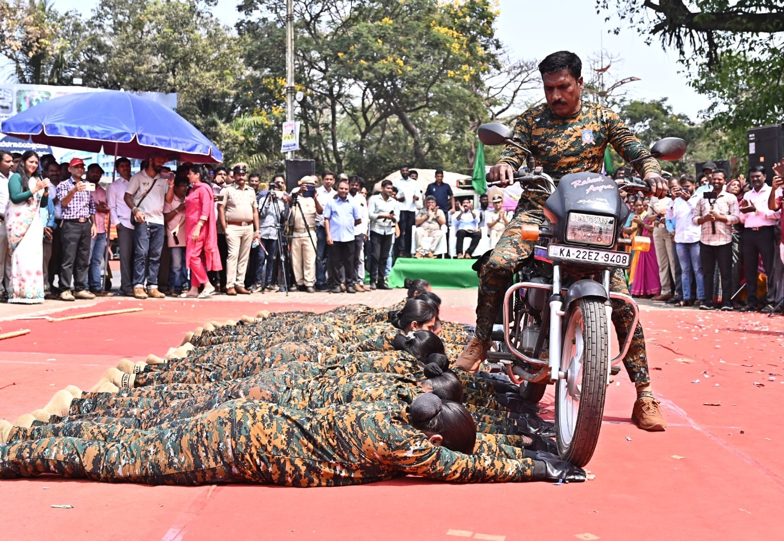 ಬೆಳಗಾವಿಯಲ್ಲಿ ಮಂಗಳವಾರ ‘ಅಕ್ಕ ಪಡೆ’ ಉದ್ಘಾಟನಾ ಸಮಾರಂಭದಲ್ಲಿ ಬೀದರ್‌ನ ಅಕ್ಕಪಡೆಯ ಸದಸ್ಯೆಯರು ಮುಂಗೈ ಮೇಲೆ ಬೈಕ್‌ ಹತ್ತಿಸಿಕೊಂಡು ಗಟ್ಟಿತನ ಪ್ರದರ್ಶಿಸಿದರು   
ಪ್ರಜಾವಾಣಿ ಚಿತ್ರ: ಏಕನಾಥ ಅಗಸಿಮನಿ
