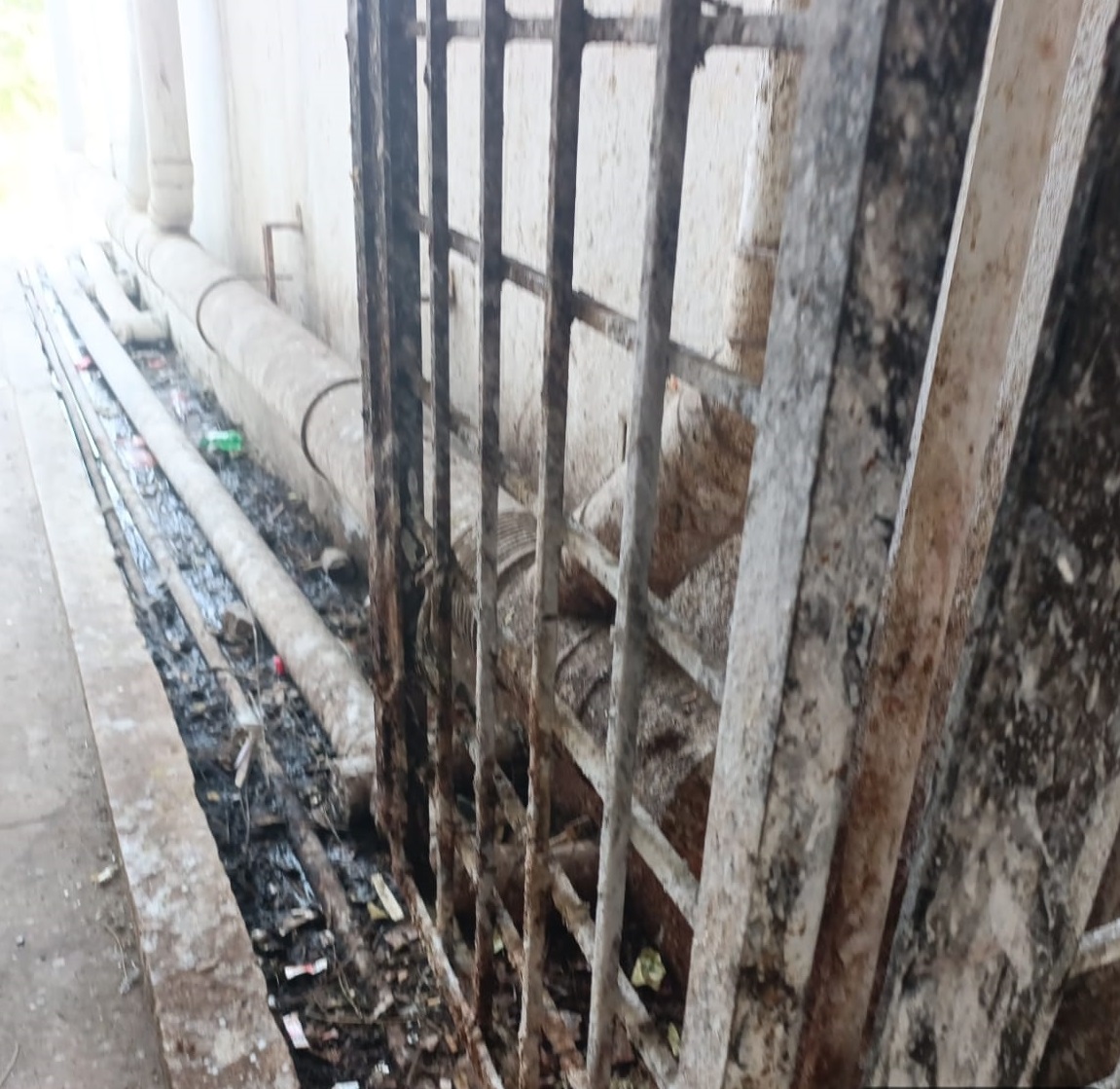 ಕಲಬುರಗಿಯ ಸರ್ಕಾರಿ ಮೆಟ್ರಿಕ್‌ ನಂತರದ ಬಾಲಕರ ವಸತಿ ನಿಲಯ–4ರ ಆವರಣದಲ್ಲಿ ಗಲೀಜು