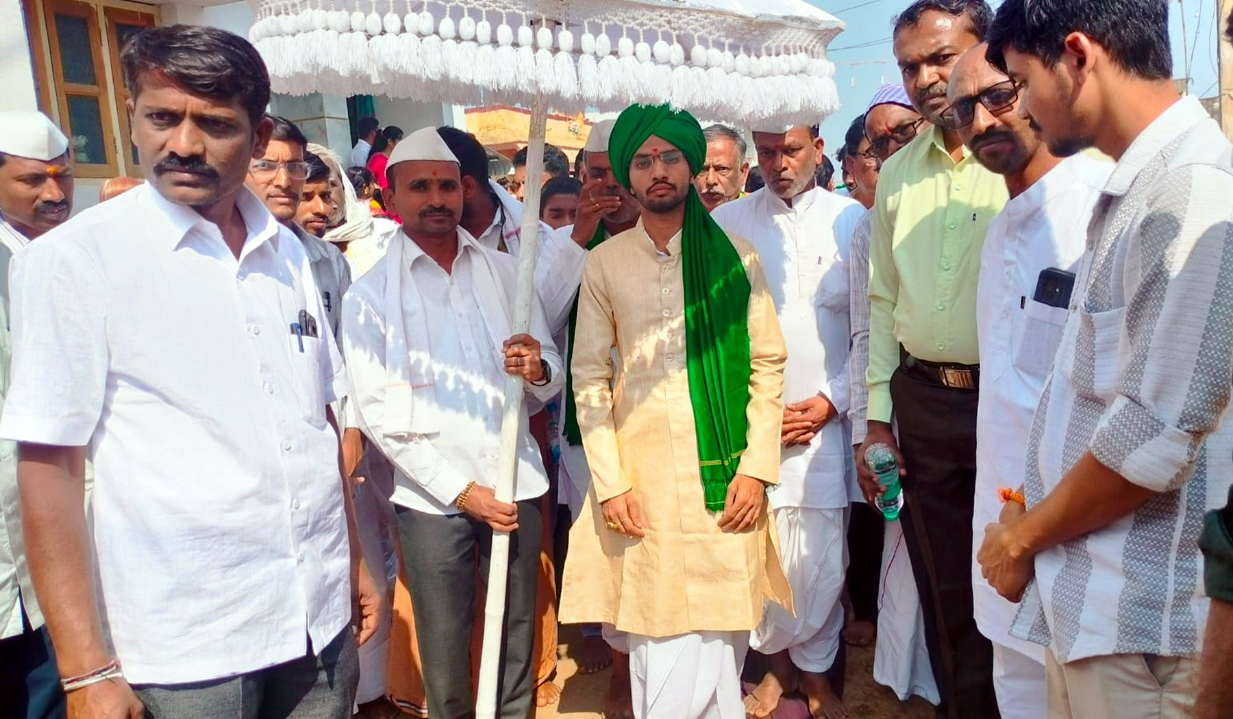 ಬ್ಯಾಡಗಿ ತಾಲ್ಲೂಕಿನ ಕಾಗಿನಲೆಯಲ್ಲಿ ನಡೆದ ಸಂಗಮೇಶ್ವರ ಜಾತ್ರಾ ಮಹೋತ್ಸವದಲ್ಲಿ ಕೊಡೇಕಲ್ಲ ಬಸವಪೀಠದ ವೃಷಬೇಂದ್ರ ಅಪ್ಪ ಹಾಗೂ ಭಕ್ತರು ಪಾಲ್ಗೊಂಡಿರುವುದು