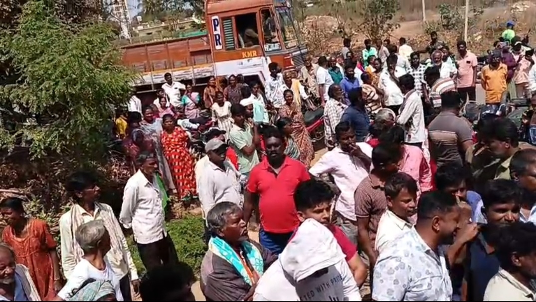 ಮನೆ ಬಳಿ ಜಮಾಯಿಸಿದ್ದ ಗ್ರಾಮಸ್ಥರು