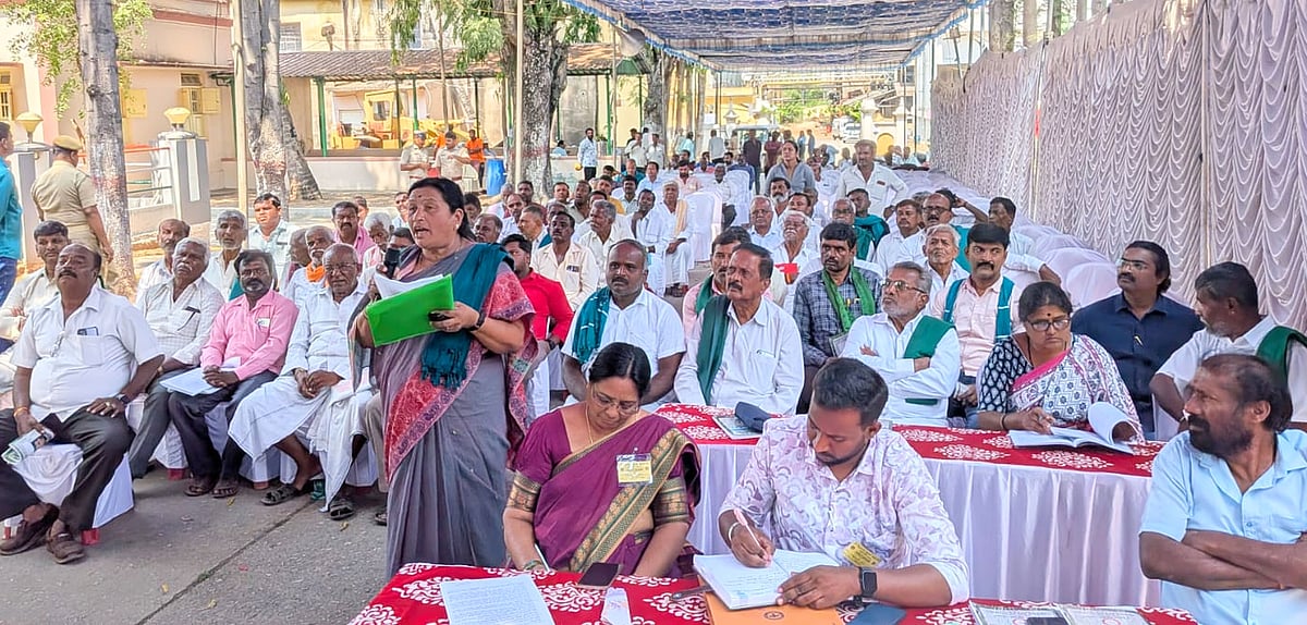 ಮಂಡ್ಯ: ದಶಕದ ನಂತರ ‘ಮೈಷುಗರ್‌’ ಸಭೆ:  ಷೇರುದಾರರನ್ನೇ ತಡೆದ ಕಾರ್ಖಾನೆ ಸಿಬ್ಬಂದಿ