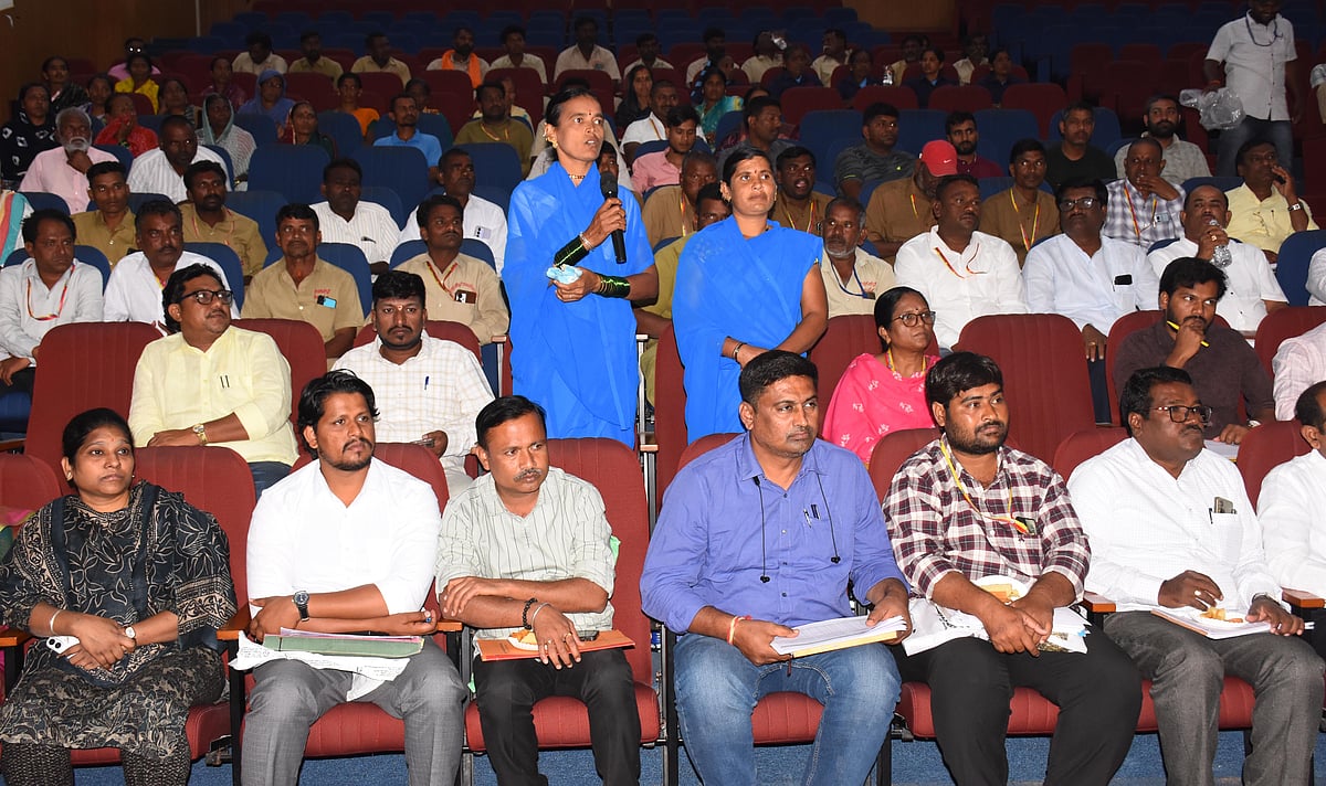 ತಲೆ ಮೇಲೆ ಕಸ ಹೊತ್ತುಕೊಂಡು ಹೋಗುವಂತೆ ಬೆದರಿಕೆ: ಕಾರ್ಮಿಕ ಮಹಿಳೆ ಅಳಲು