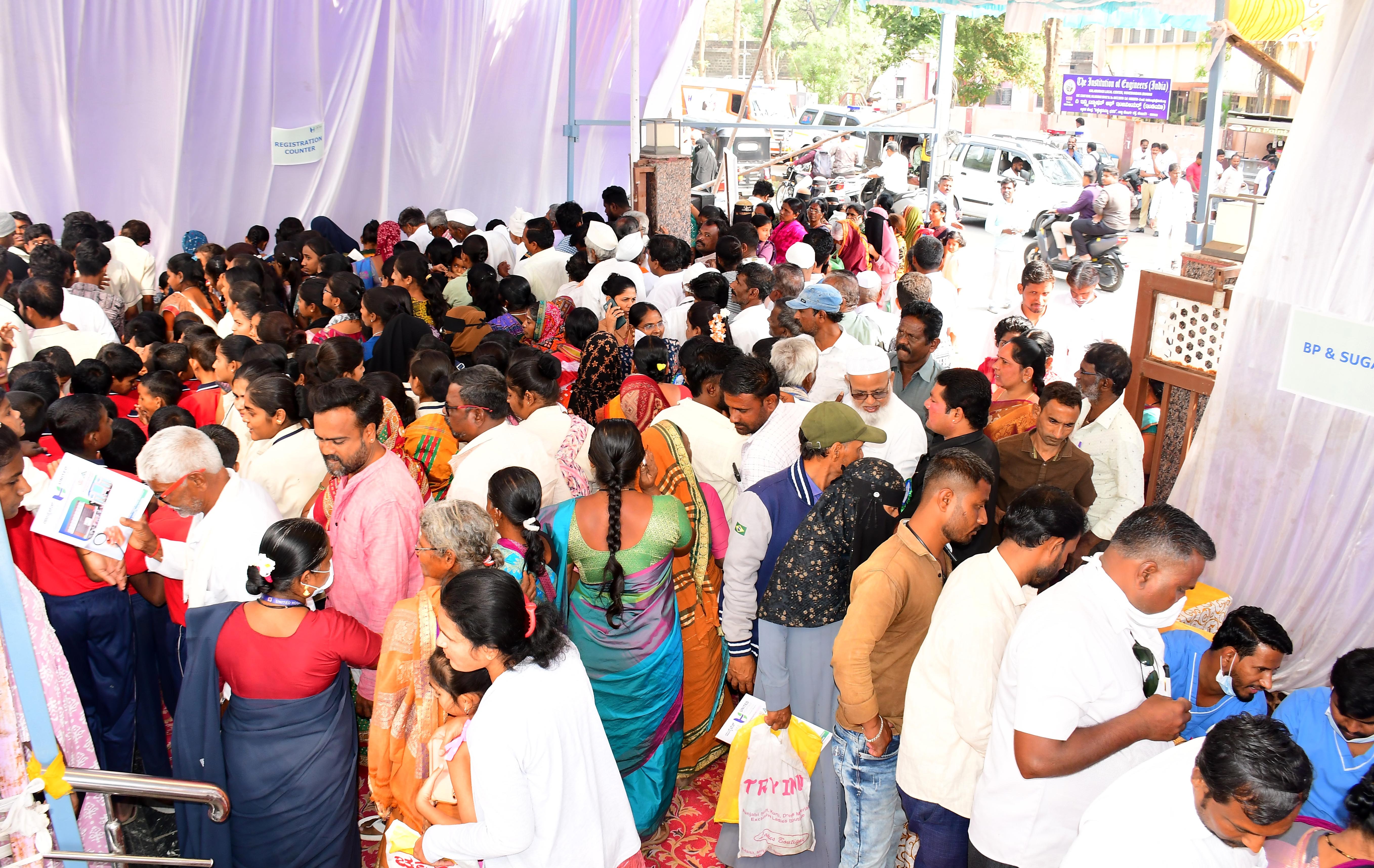 ಯುನೈಟೆಡ್ ಆಸ್ಪತ್ರೆಯ 14ನೇ ವಾರ್ಷಿಕೋತ್ಸವದ ಅಂಗವಾಗಿ ಆಯೋಜಿಸಿದ್ದ ಉಚಿತ ಮೆಗಾ ಆರೋಗ್ಯ ಶಿಬಿರದಲ್ಲಿ ಸಾರ್ವಜನಿಕರು ತಪಾಸಣೆಗೂ ಮುನ್ನ ಹೆಸರು ನೋಂದಣಿ ಮಾಡಿಸಿದರು