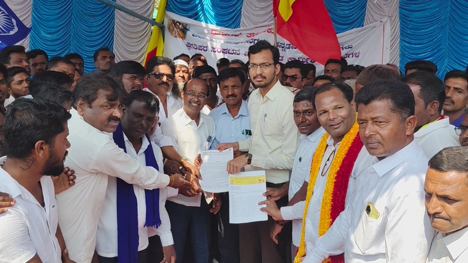 ಮುದಗಲ್ ತಾಲ್ಲೂಕು ಘೋಷಣೆ ನಿರಂತರ ಕುಡಿಯುವ ನೀರಿಗಾಗಿ ನಡೆದ ಪ್ರತಿಭಟನಕಾರರಿಂದ ಲಿಂಗಸುಗೂರು ತಹಶೀಲ್ದಾರ್ ಪುರುರಾಜಸಿಂಗ್ ಸೋಲಂಕಿ ಮನವಿ ಸ್ವೀಕರಿಸಿದರು