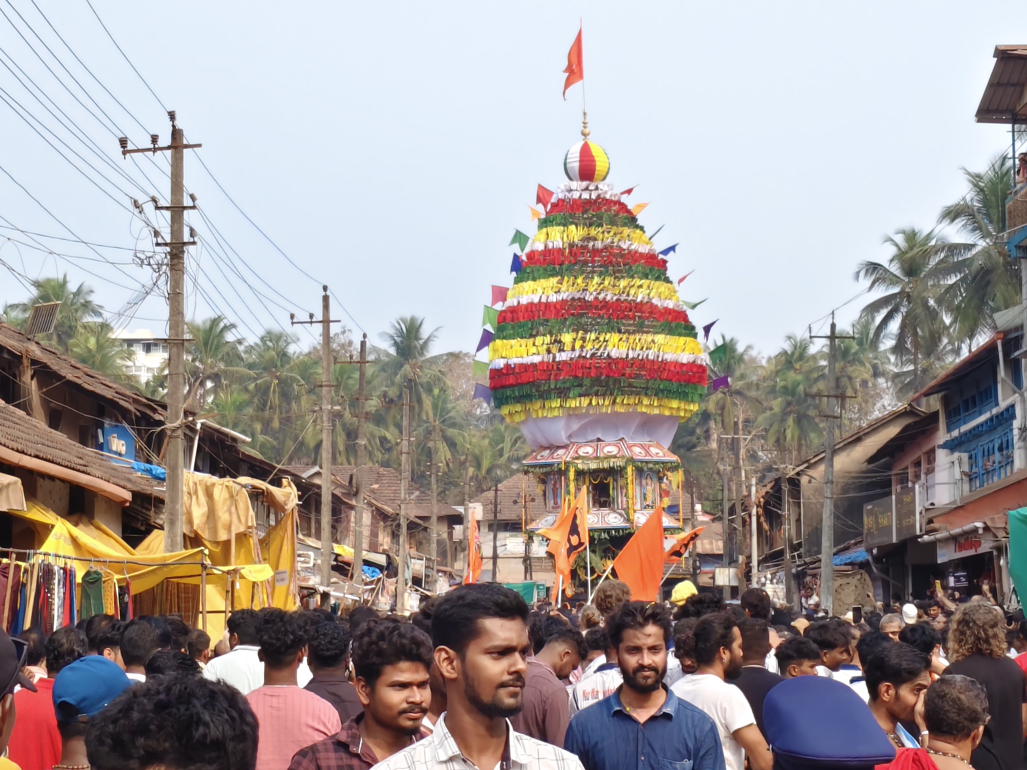 ಗೋಕರ್ಣದ ರಥಬೀದಿಯಲ್ಲಿ ಚಲಿಸುತ್ತಿರುವ ಶ್ರೀ ಮಹಾಬಲೇಶ್ವರನ ಬ್ರಹ್ಮರಥ.  