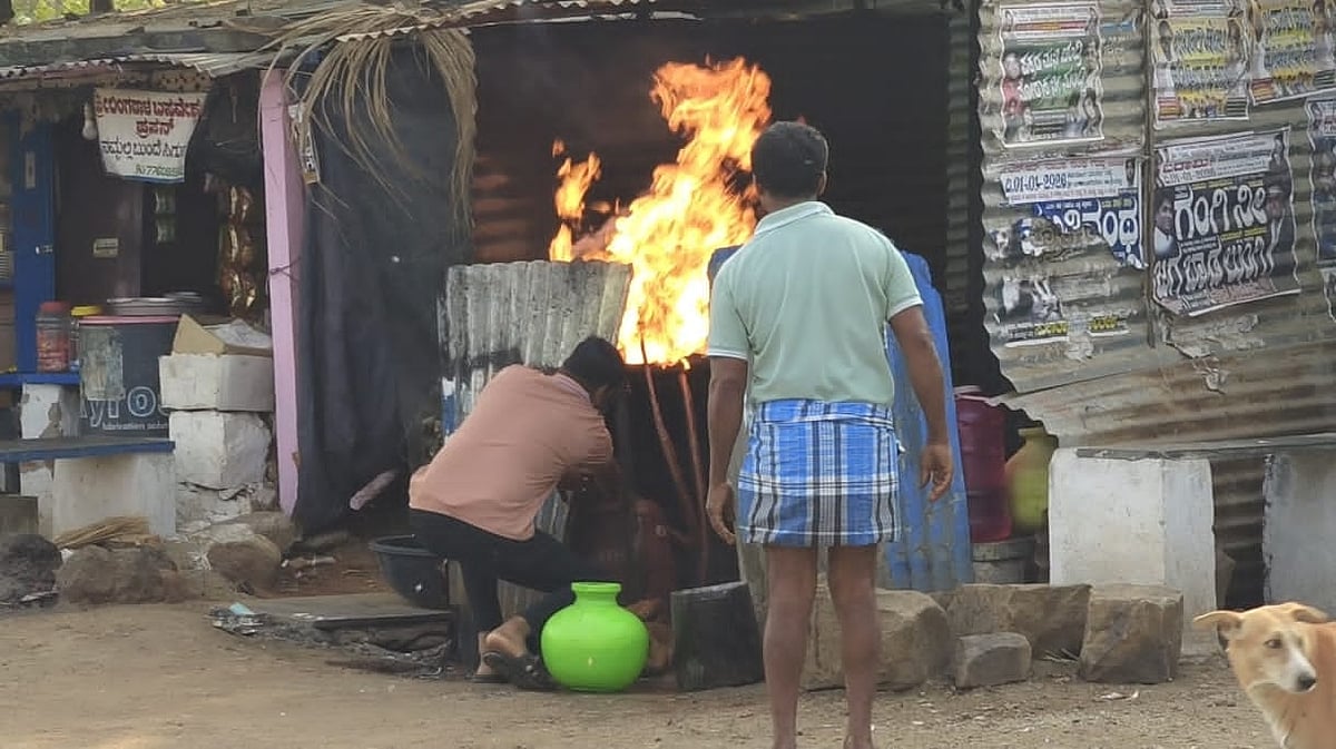 ರೋಣ: ಅಗ್ನಿಶಾಮಕ ಸಿಬ್ಬಂದಿಯ ಕರ್ತವ್ಯ ಪ್ರಜ್ಞೆ, ತಪ್ಪಿದ ಬಾರಿ ಅನಾಹುತ