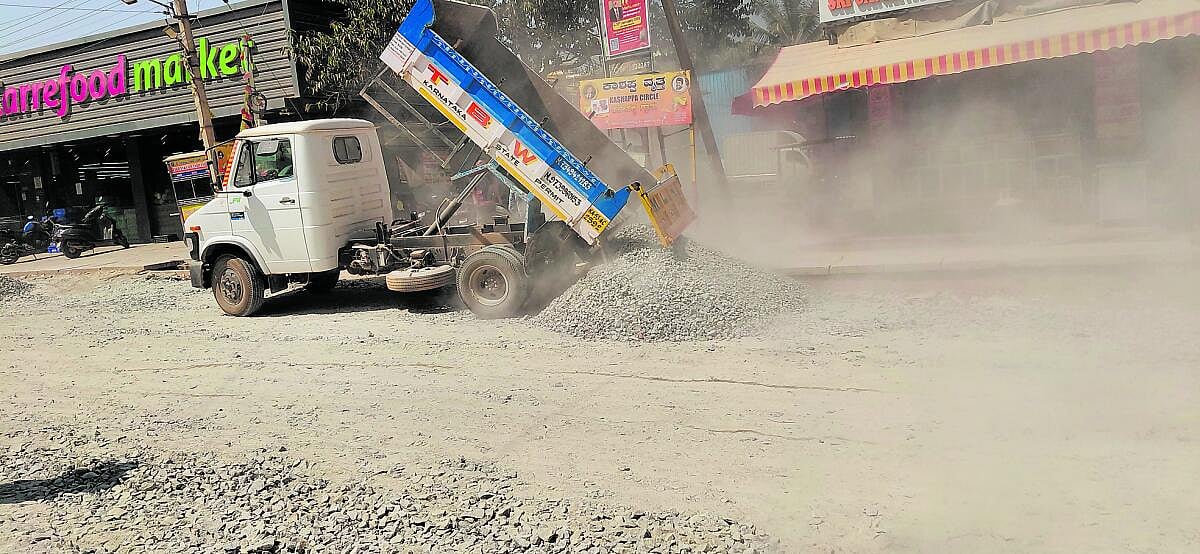 ಮಾರಗೊಂಡಹಳ್ಳಿ| ರಸ್ತೆ ದುರಸ್ತಿ: ತಾತ್ಕಾಲಿಕ ಪರಿಹಾರ