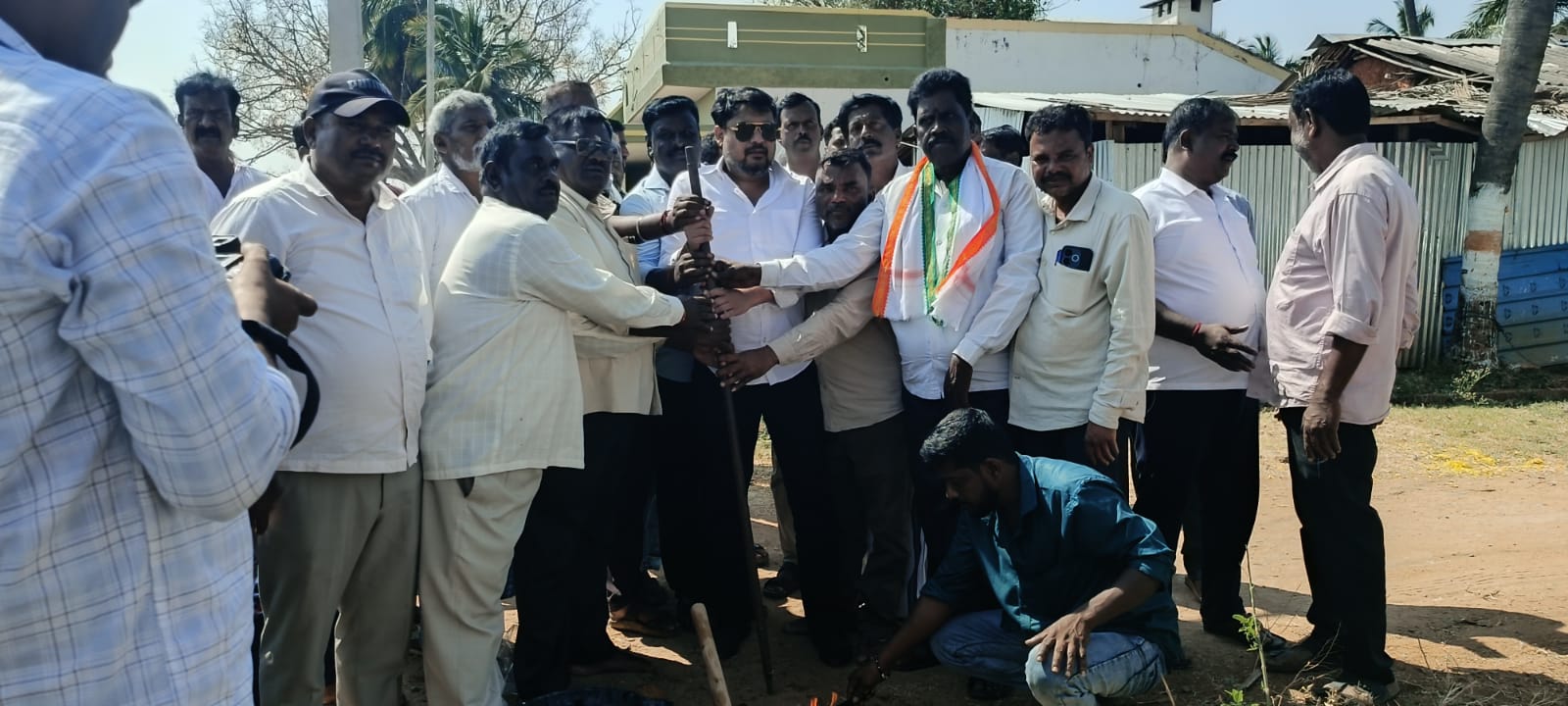 ತಿ.ನರಸೀಪುರ‌ ತಾಲ್ಲೂಕಿನ ವ್ಯಾಸರಾಜಪುರ ಗ್ರಾಮದಲ್ಲಿ‌ ರಸ್ತೆ ಅಭಿವೃದ್ಧಿ ಕಾಮಗಾರಿಗೆ ಸಂಸದ ಸುನಿಲ್ ‌ಬೋಸ್ ಬುಧವಾರ ಭೂಮಿ ಪೂಜೆ ನೆರವೇರಿಸಿದರು