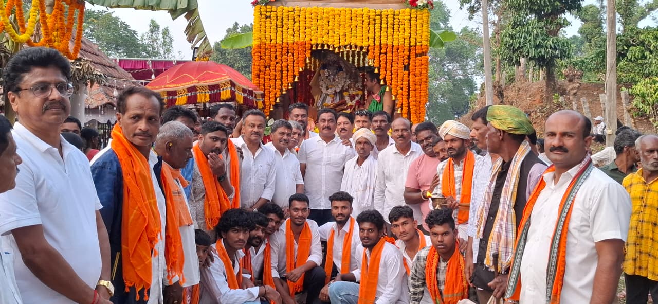 ಮೂಡಿಗೆರೆ ತಾಲ್ಲೂಕಿನ ಬಣಕಲ್ ಕಲ್ಲನಾಥೇಶ್ವರ ದೇವಾಲಯದಲ್ಲಿ ವಾರ್ಷಿಕ‌ ಜಾತ್ರೆ ಪ್ರಯುಕ್ತ ಬುಧವಾರ ನಡೆದ ನೀರೋಕಳಿಯಲ್ಲಿ ಗ್ರಾಮಸ್ಥರು ಪಾಲ್ಗೊಂಡಿದ್ದರು