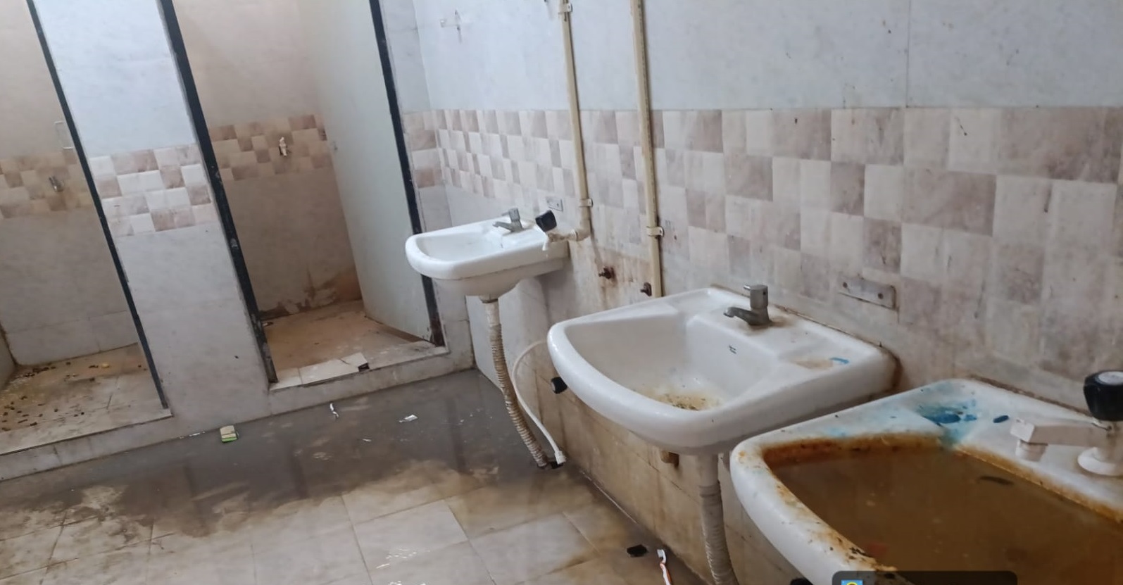 ಕಲಬುರಗಿಯ ಸರ್ಕಾರಿ ಮೆಟ್ರಿಕ್‌ ನಂತರದ ಬಾಲಕರ ವಸತಿ ನಿಲಯ–4ರ ಆವರಣದಲ್ಲಿರುವ ಶೌಚಾಲಯ ಹಾಗೂ ನೀರಿನ ಸಿಂಕ್‌ನಲ್ಲಿರುವ ಗಲೀಜು