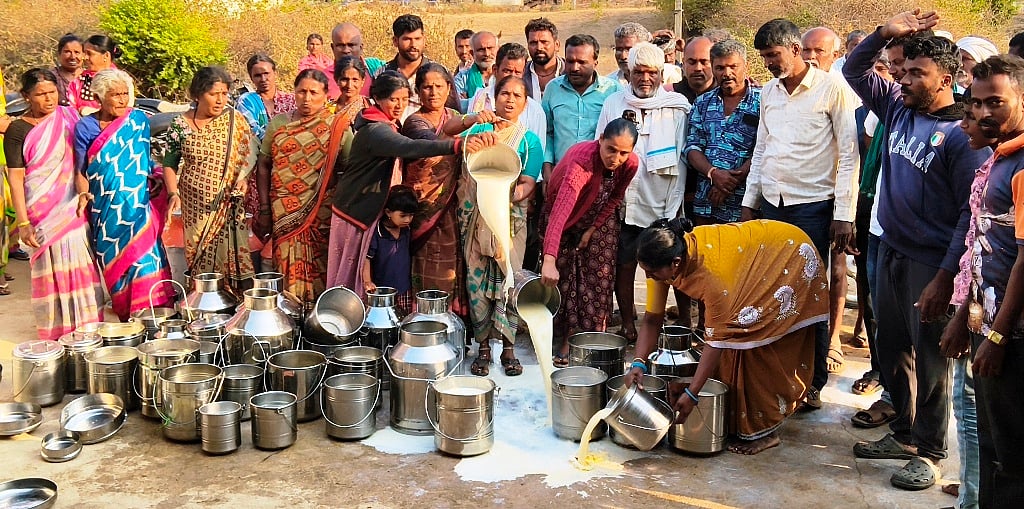 ಡೇರಿ ಕಾರ್ಯದರ್ಶಿ ಕಾರ್ಯವೈಖರಿಗೆ ಖಂಡನೆ: ರಸ್ತೆಗೆ ಹಾಲು ಸುರಿದು ರೈತರ ಪ್ರತಿಭಟನೆ