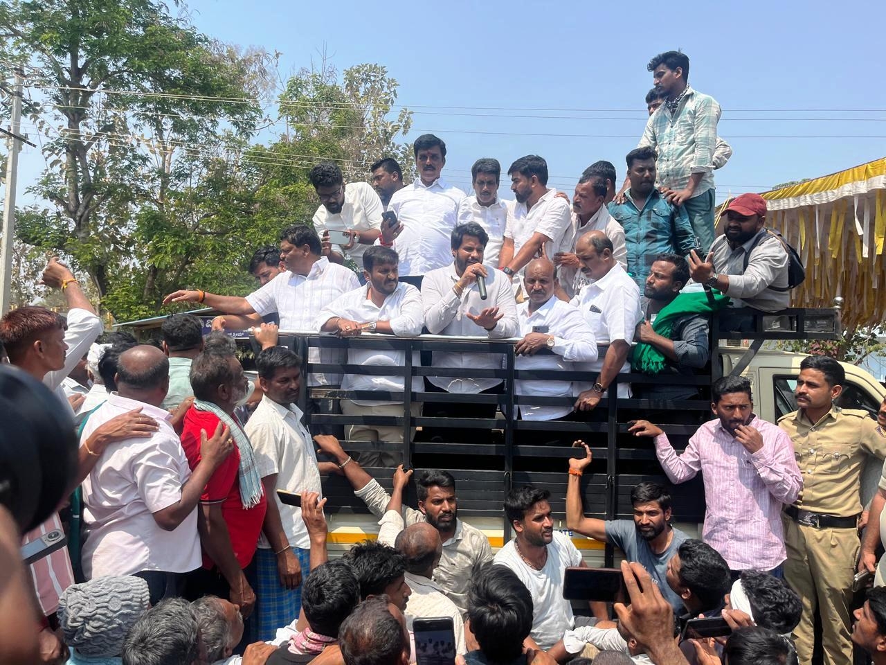 ತಂಬಾಕು ದರ ಕುಸಿತ ಮತ್ತು ಅಧಿಕಾರಿ ಅಸಭ್ಯ ವರ್ತನೆಯನ್ನು ಖಂಡಿಸಿ ಹುಣಸೂರು ತಾಲ್ಲೂಕಿನ ಕಟ್ಟೆಮಳಲವಾಡಿ ಗ್ರಾಮದಲ್ಲಿ ಬುಧವಾರ ನಡೆದ ಪ್ರತಿಭಟನೆಯಲ್ಲಿ ಜೆಡಿಎಸ್‌ ಯುವ ಘಟಕದ ರಾಜ್ಯಾಧ್ಯಕ್ಷ ನಿಖಿಲ್‌ ಕುಮಾರಸ್ವಾಮಿ ಮತ್ತು ಶಾಸಕ ಜಿ.ಡಿ.ಹರೀಶ್‌ ಗೌಡ ಮಾತನಾಡಿದರು