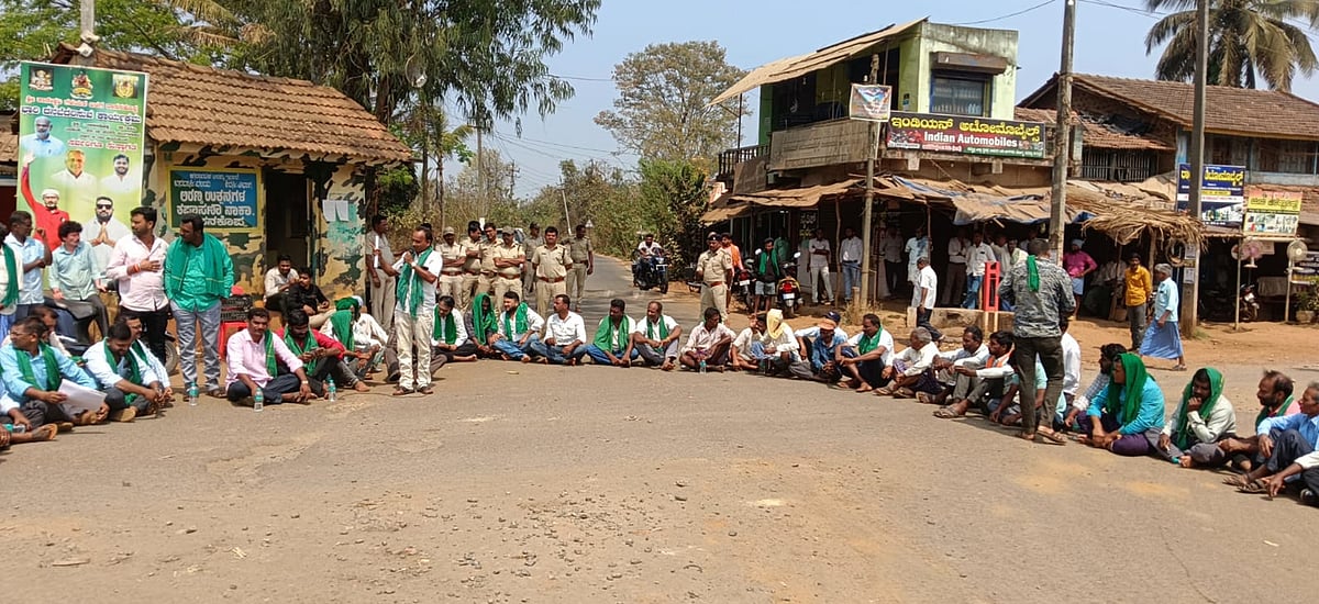 ಸಮಸ್ಯೆಗಳ ಪರಿಹಾರಕ್ಕೆ ಆಗ್ರಹ: ದಾಸನಕೊಪ್ಪದಲ್ಲಿ ರೈತರ ಬೃಹತ್ ಪ್ರತಿಭಟನೆ