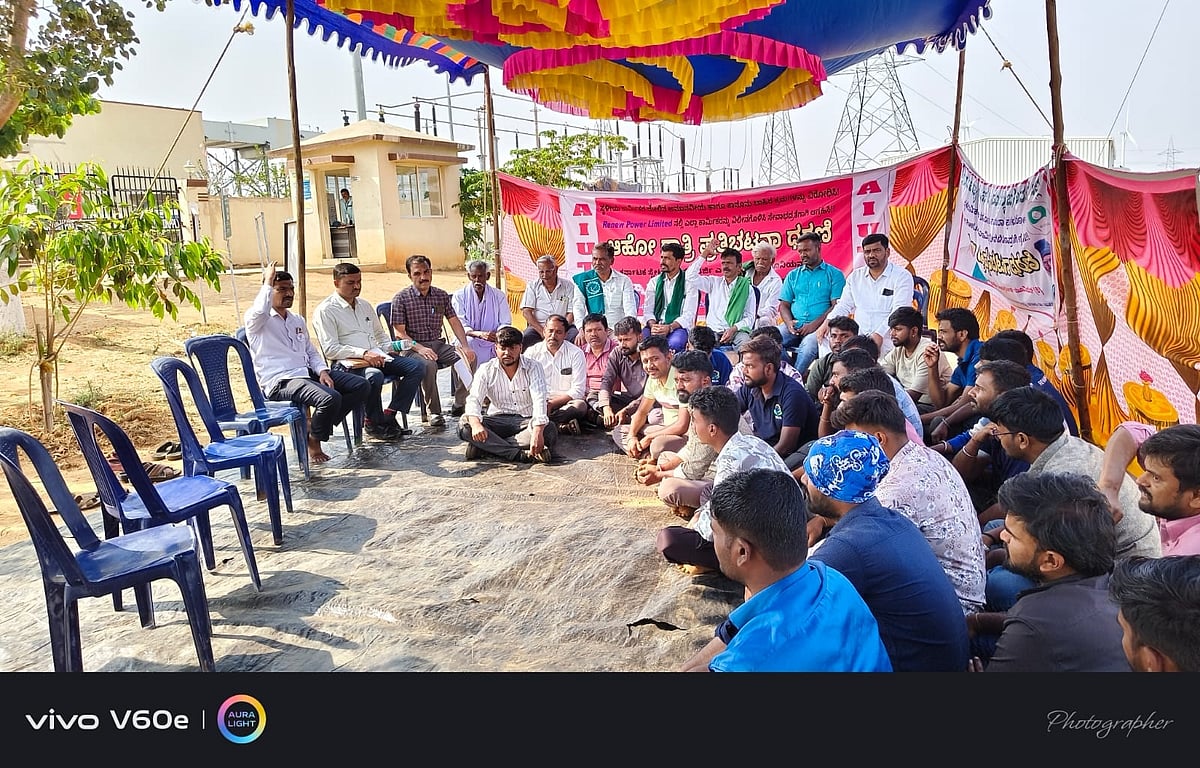 ಸಿರಿಗೆರೆ | ನೌಕರರ ವಜಾ ನಿರ್ಧಾರ: ಮುಂದುವರಿದ ಅಹೋರಾತ್ರಿ ಧರಣಿ