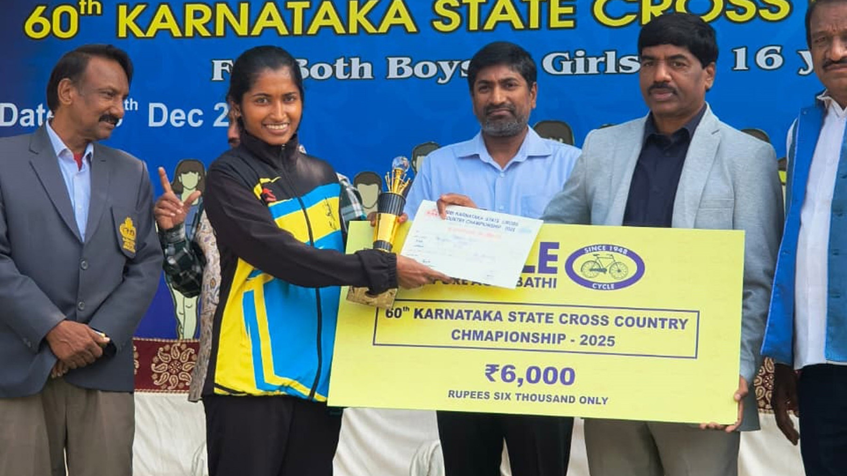 ಮೈಸೂರು ಜಿಲ್ಲಾ ಅಥ್ಲೆಟಿಕ್ಸ್ ಅಸೋಸಿಯೇಷನ್ ಆಯೋಜಿಸಿದ್ದ ರಾಜ್ಯಮಟ್ಟದ ಕ್ರಾಸ್ ಕಂಟ್ರಿ ಮಹಿಳಾ ವಿಭಾಗದ 10 ಕಿ.ಮೀ ಓಟದಲ್ಲಿ ಚಿನ್ನದ ಪದಕವನ್ನು ಗೆದ್ದ ತೇಜಸ್ವಿನಿ