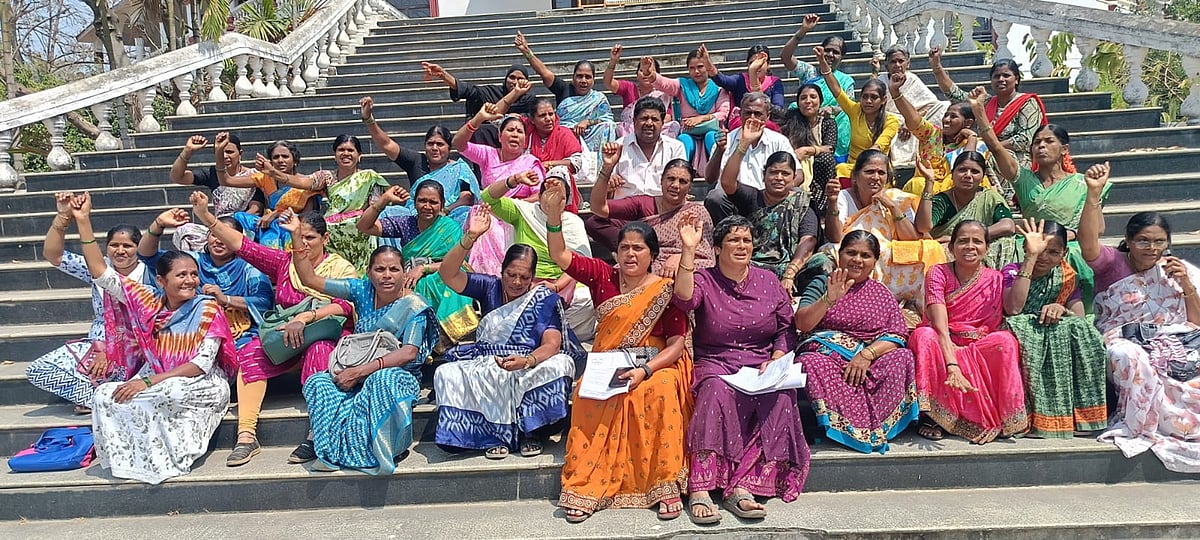 ಹಳ್ಳಿಗಳಲ್ಲಿ ಮದ್ಯ ಅಕ್ರಮ ಮಾರಾಟ ನಿಲ್ಲಿಸಿ; ಅರುಣೋದಯ ಮಹಿಳಾ ಒಕ್ಕೂಟ ಪ್ರತಿಭಟನೆ