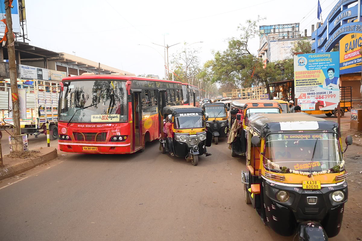 ಬೇಕಾಬಿಟ್ಟಿ ಪಾರ್ಕಿಂಗ್‌ ತಂದಿಟ್ಟ ಸಂಚಾರ ಸಮಸ್ಯೆ

