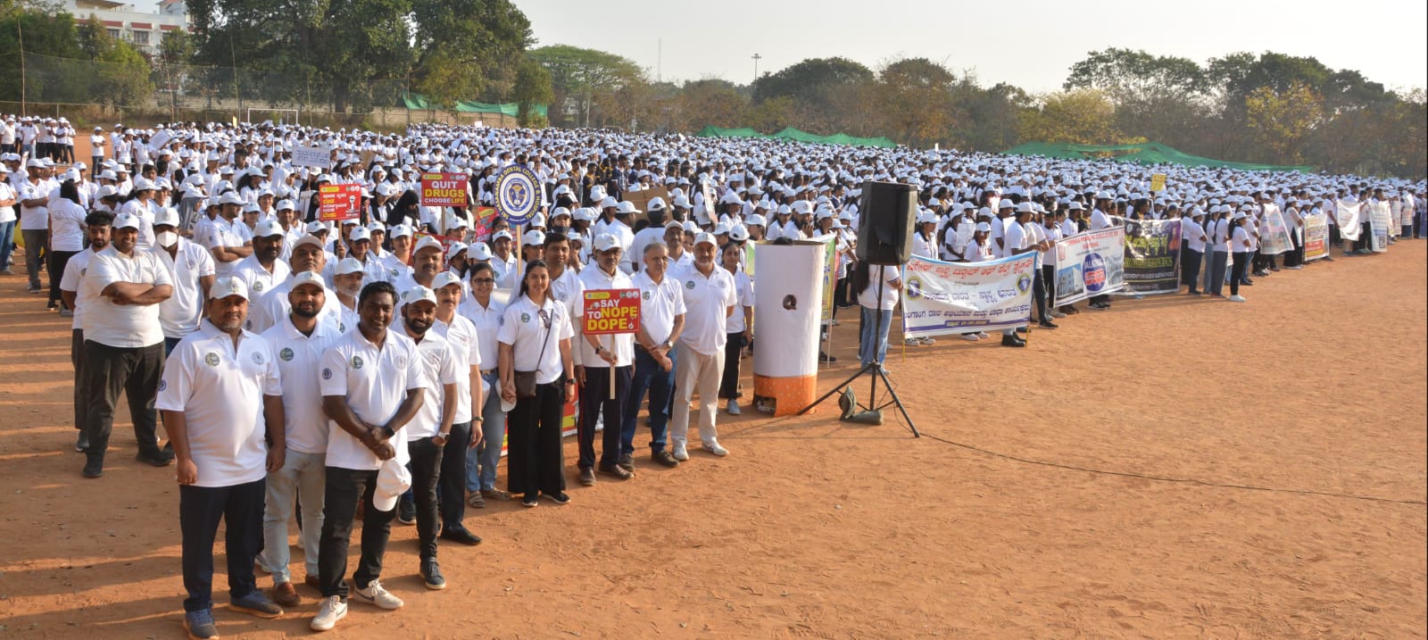 ಹಾಸನದ ಜಿಲ್ಲಾ ಕ್ರೀಡಾಂಗಣದಲ್ಲಿ ಭಾಗವಹಿಸಿದ್ದ ಜನರು