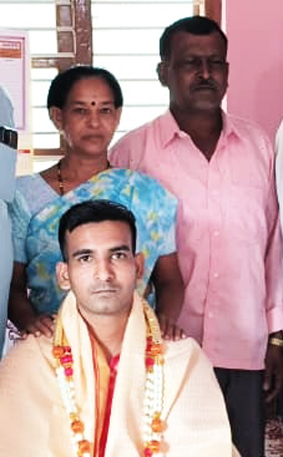 ತಾಯಿ ಯಶೋಧಮ್ಮ ತಂದೆ ಶ್ರೀನಿವಾಸ್ ಅವರೊಂದಿಗೆ ಲಕ್ಷ್ಮೀಶ.