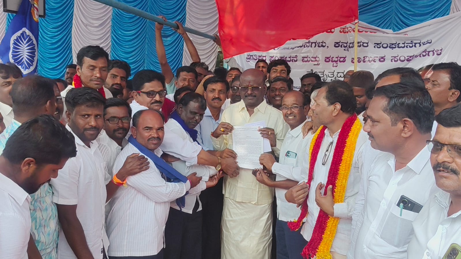 ಮುದಗಲ್ ತಾಲ್ಲೂಕು ಘೋಷಣೆ ನಿರಂತರ ಕುಡಿಯುವ ನೀರಿಗಾಗಿ ನಡೆದ ಪ್ರತಿಭಟನೆ ಸ್ಥಳಕ್ಕೆ ಆಮಿಸಿದ ಲಿಂಗಸುಗೂರು ಶಾಸಕ ಮಾನಪ್ಪ ವಜ್ಜಲ್ ಗೆ ಮನವಿ ಸಲ್ಲಿಸಿದರು