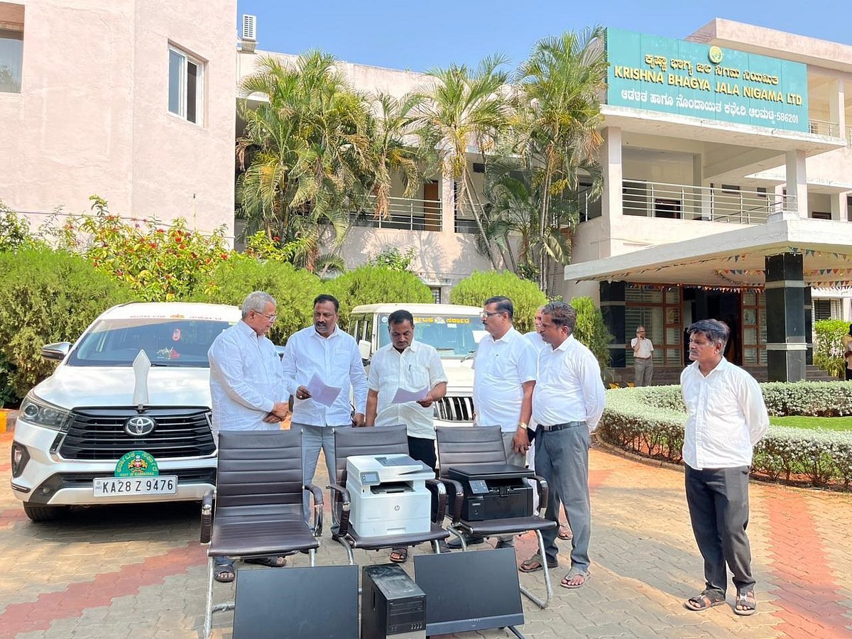 ವಿಜಯಪುರ | ಯುಕೆಪಿ ಪರಿಹಾರ ವಿಳಂಬ: ಕೆಬಿಜೆಎನ್ಎಲ್ ಕಚೇರಿ ಸಾಮಗ್ರಿ ಜಪ್ತಿ 