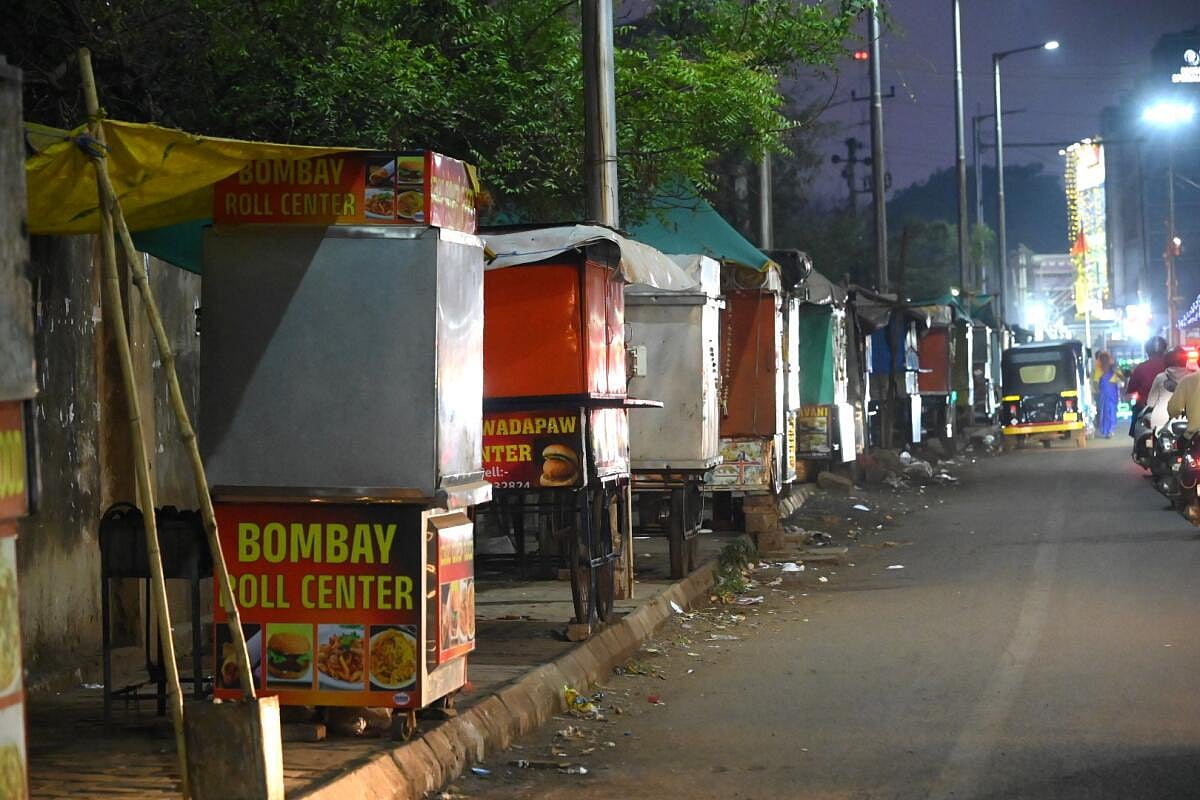 ಬೀದರ್‌: ಫುಟ್‌ಪಾತ್‌ ಅತಿಕ್ರಮಣ; ರಸ್ತೆ ಮೇಲೆ ಓಡಾಟ!