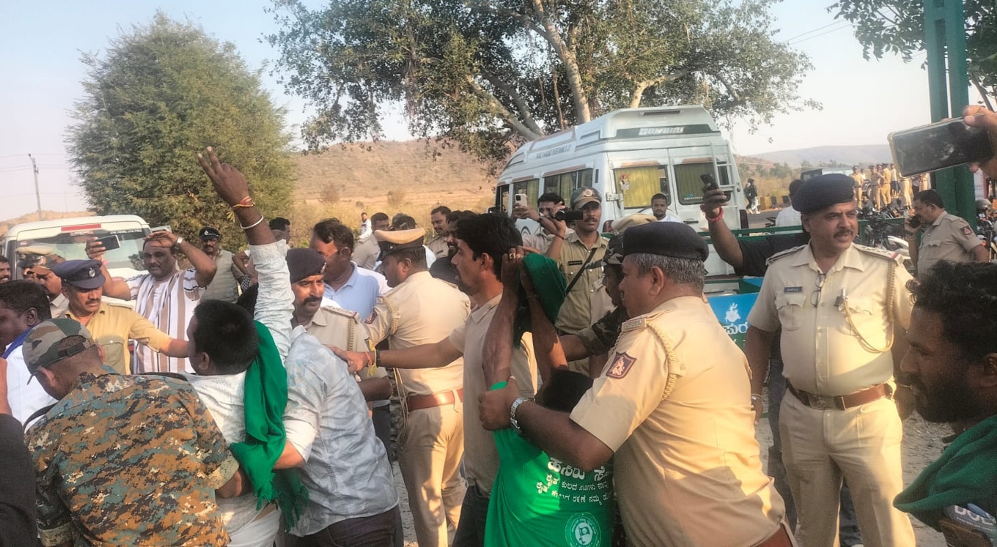 ಬಂಡೀಪುರ ಹುಲಿ ಸಂರಕ್ಷಿತ ಪ್ರದೇಶದಲ್ಲಿ ಸಫಾರಿ ಮರು ಆರಂಭ ವಿರೋಧಿಸಿ ಗುರುವಾರ ಮೇಲುಕಾಮನಹಳ್ಳಿ ಬಳಿ ಪ್ರತಿಭಟನೆ ನಡೆಸಿದ ರೈತರನ್ನು ಪೊಲೀಸರು ವಶಕ್ಕೆ ಪಡೆದರು