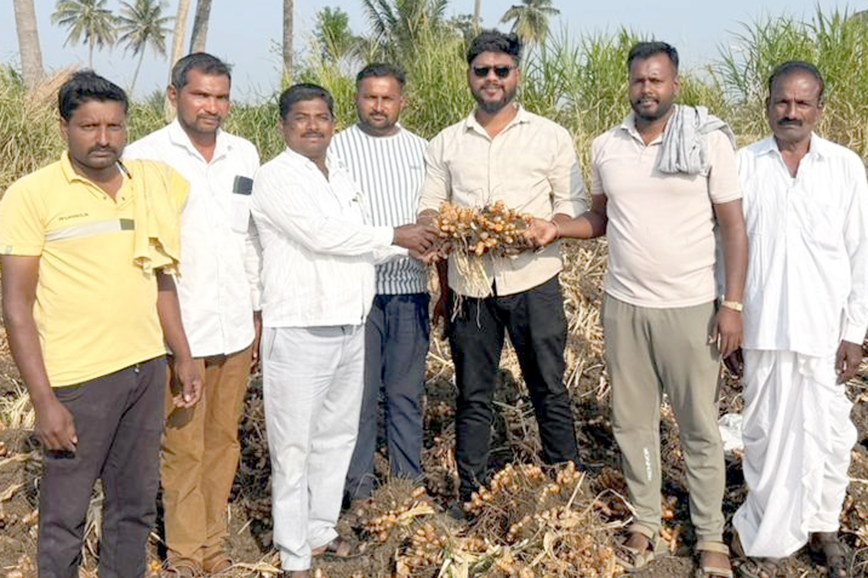 ಅರಿಸಿನ ಬೆಳೆ ವೀಕ್ಷಿಸುತ್ತಿರುವ ಇತರ ರೈತರು ಹಾಗೂ ಗಣ್ಯರು
