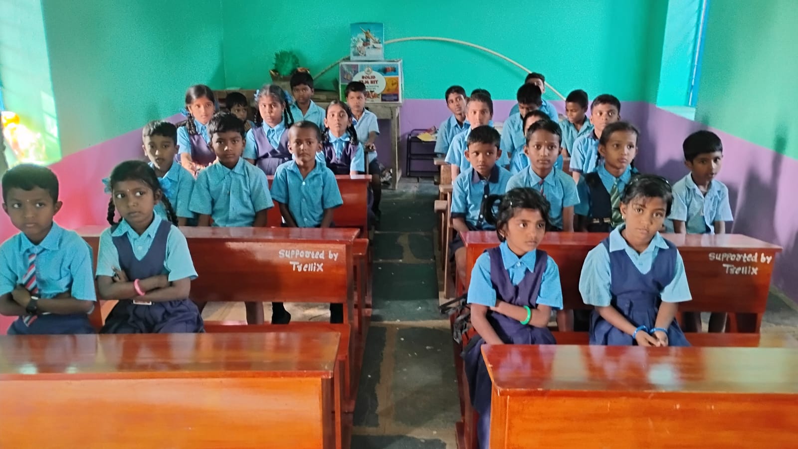 ಕಂಪ್ಲಿ ಗ್ರಾಮದ ಸರ್ಕಾರಿ ಕಿರಿಯ ಪ್ರಾಥಮಿಕ ಶಾಲೆಯ ವಿದ್ಯಾರ್ಥಿಗಳು ಕೊಠಡಿಯಲ್ಲಿ ಡೆಸ್ಕ್ ಮೇಲೆ ಕುಳಿತಿರುವುದು.