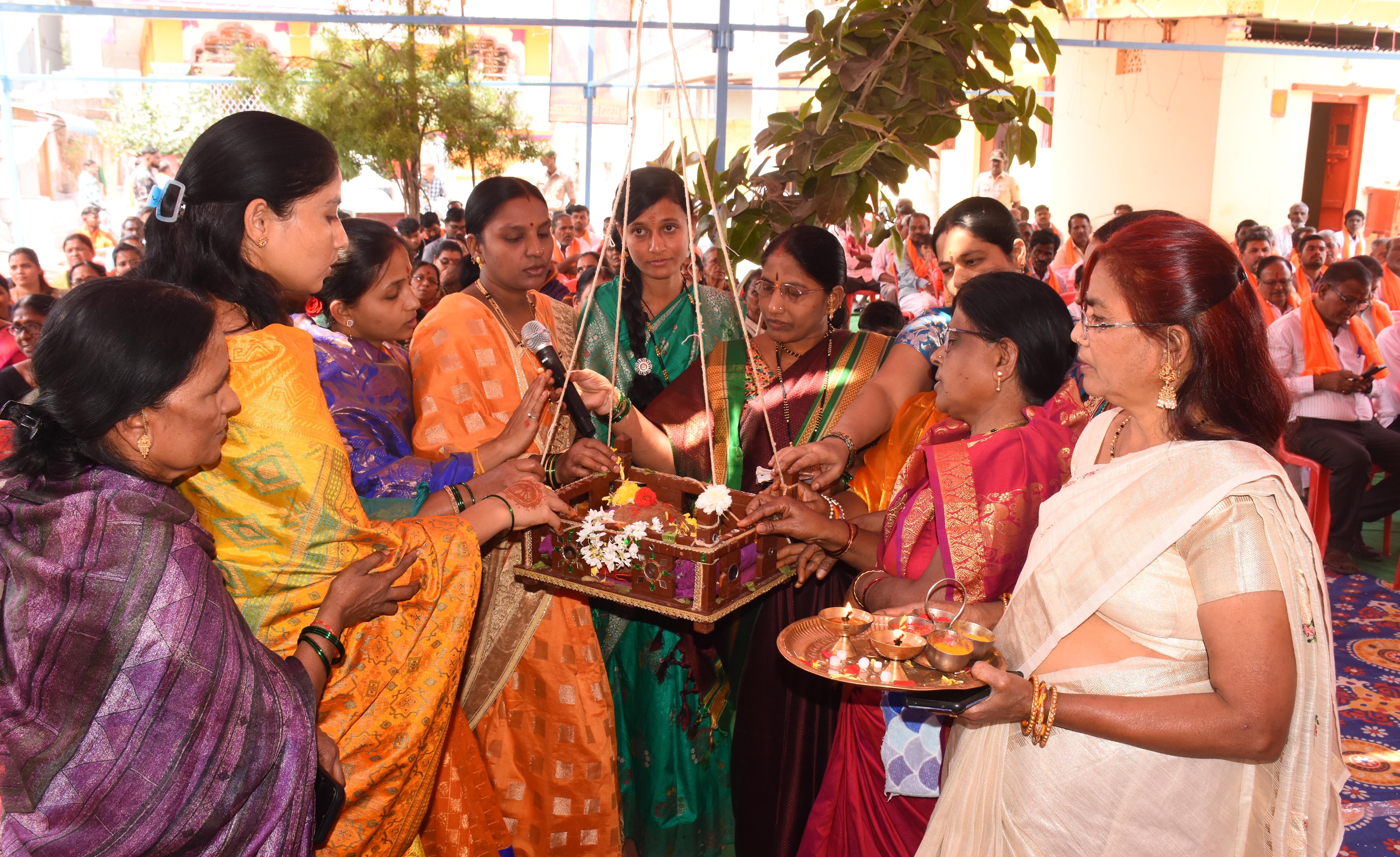 ಯಾದಗಿರಿ ನಗರದಲ್ಲಿ ಗುರುವಾರ ಛತ್ರಿಪತಿ ಶಿವಾಜಿ ಮಹಾರಾಜರ ಜಯಂತಿ ಅಂಗವಾಗಿ ಮಹಿಳೆಯರು ಶಿವಾಜಿ ತೊಟ್ಟಿಲೋತ್ಸವ ಆಚರಣೆ ಮಾಡಿದರು