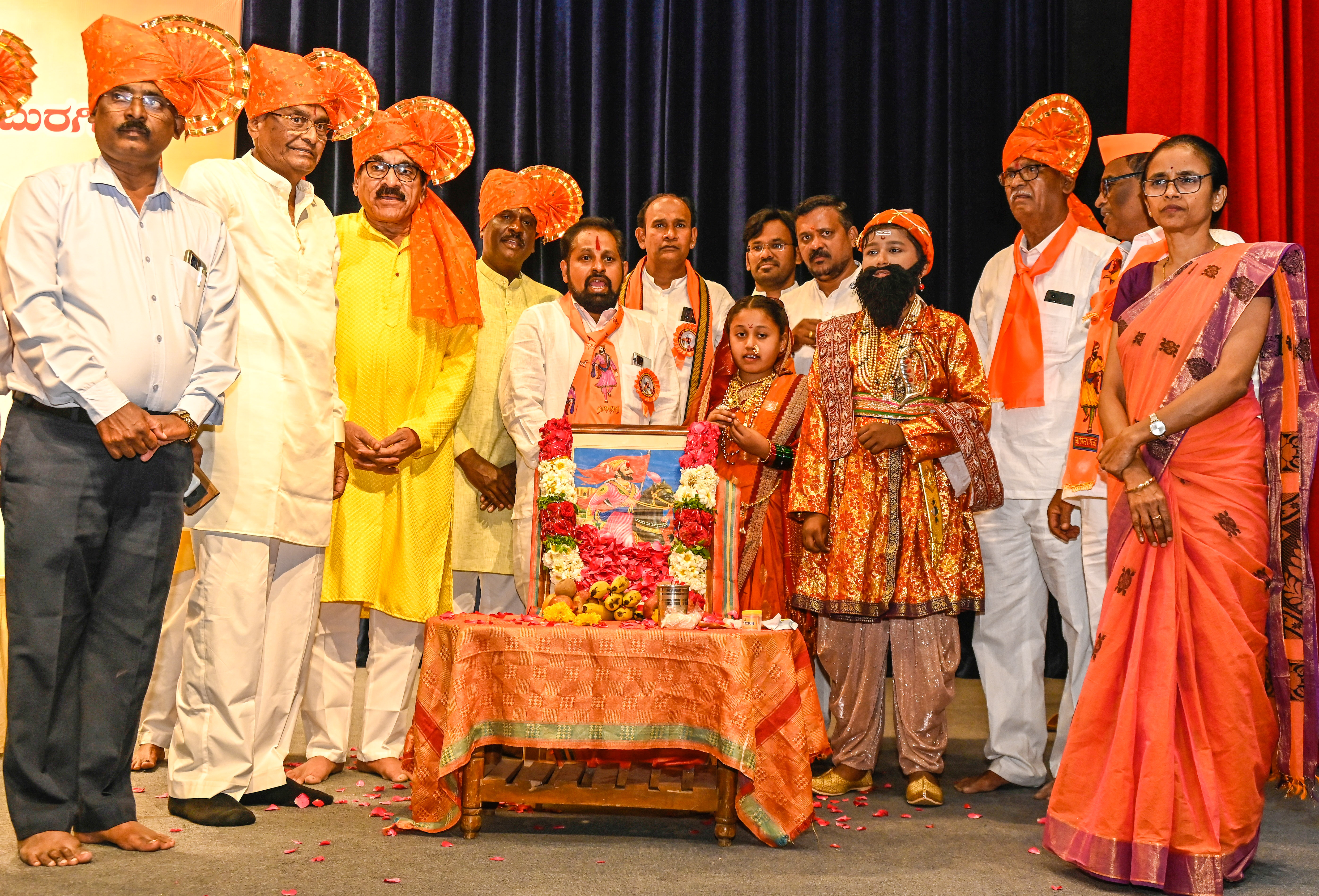 ಕಲಬುರಗಿಯ ಡಾ. ಎಸ್.ಎಂ. ಪಂಡಿತ ರಂಗಮಂದಿರದಲ್ಲಿ ಗುರುವಾರ ಹಮ್ಮಿಕೊಂಡಿದ್ದ ಛತ್ರಪತಿ ಶಿವಾಜಿ ಮಹಾರಾಜರ ಜಯಂತಿ ಕಾರ್ಯಕ್ರಮದಲ್ಲಿ ಗಣ್ಯರು ಶಿವಾಜಿ ಭಾವಚಿತ್ರಕ್ಕೆ ಪುಷ್ಪನಮನ ಸಲ್ಲಿಸಿದರು                 