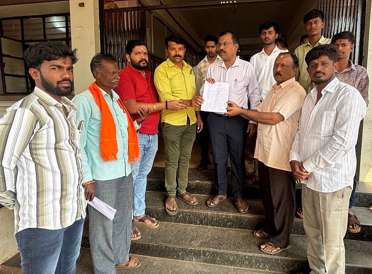 ಹುಕ್ಕೇರಿ: ರಸ್ತೆ ದುರಸ್ತಿಗೆ ಆಗ್ರಹಿಸಿ ಮನವಿ