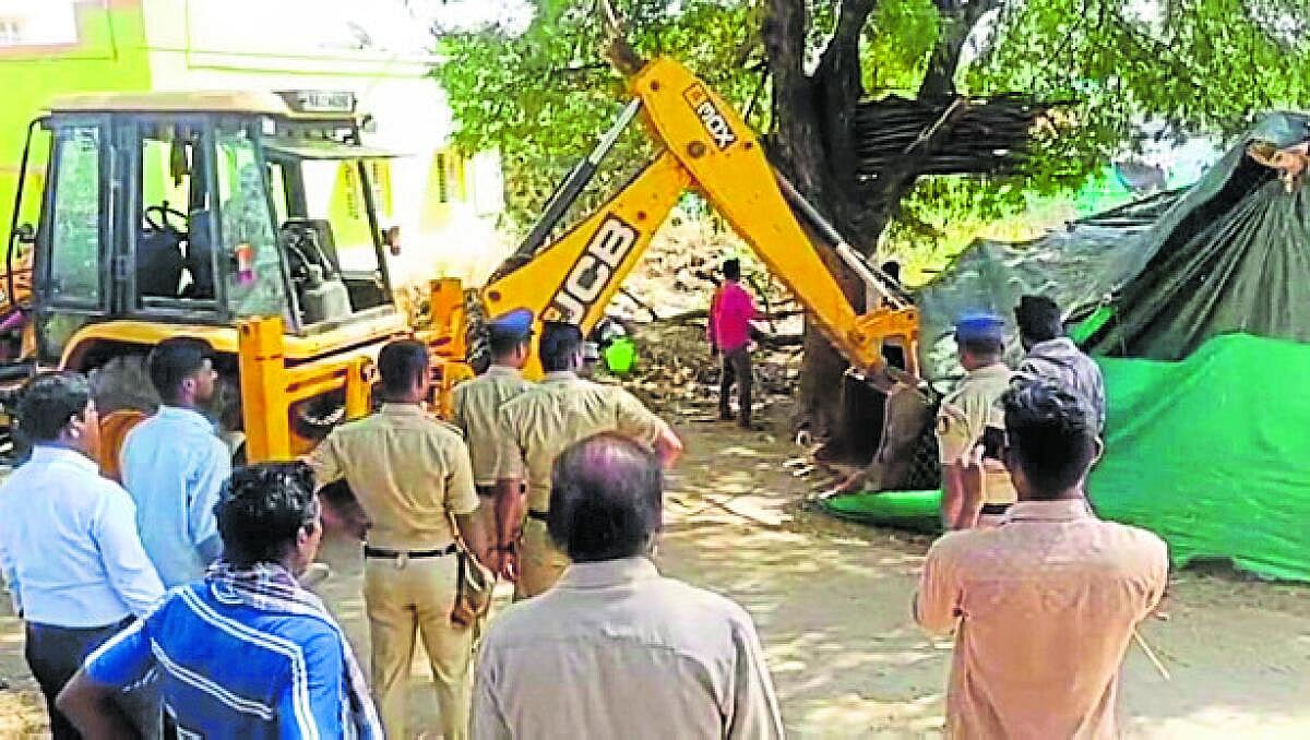 ಗೌರಿಬಿದನೂರು | ಒತ್ತುವರಿ ತೆರವು: ವಿಷ ಸೇವಿಸಿ ಆತ್ಮಹತ್ಯೆಗೆ ಯತ್ನಿಸಿದ ಕುಟುಂಬ