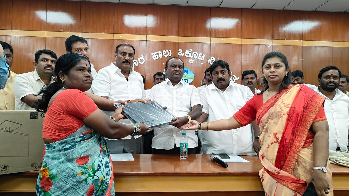 ಮುಳಬಾಗಿಲು: ಡೇರಿಗಳಿಗೆ ಯಂತ್ರೋಪಕರಣ ವಿತರಣೆ