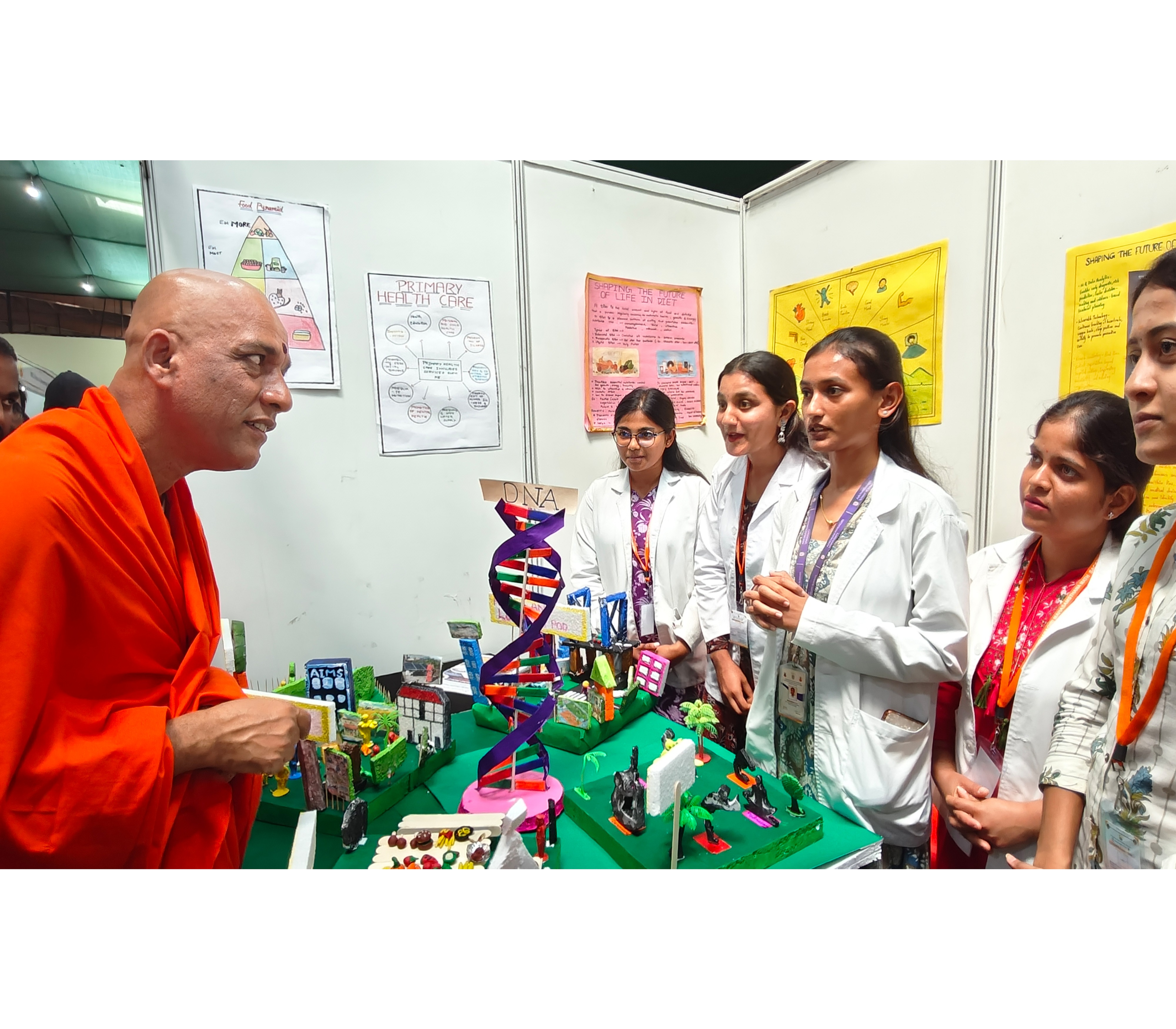 ನಾಗಮಂಗಲ ತಾಲ್ಲೂಕಿನ ಆದಿಚುಂಚನಗಿರಿಯಲ್ಲಿ ಗುರುವಾರ ನಿರ್ಮಲಾನಂದನಾಥ ಸ್ವಾಮೀಜಿ ವಿಜ್ಞಾತಂ -2026 ವಸ್ತು ಪ್ರದರ್ಶನದಲ್ಲಿ ನಿರ್ಮಲಾನಂದನಾಥ ಸ್ವಾಮೀಜಿ ಮಾಡೆಲ್ ಒಂದರ ವಿವರಣೆ ಪಡೆದರು 