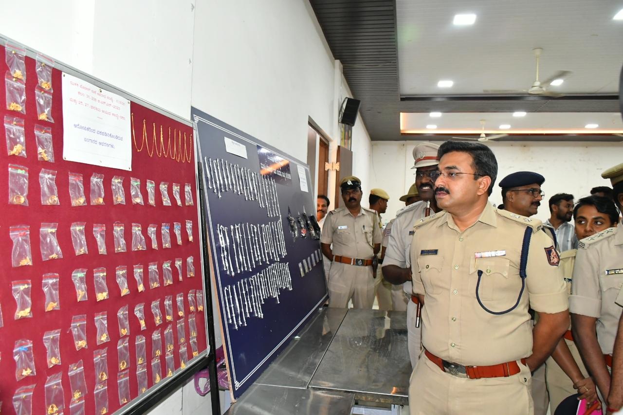 ವಿಜಯಪುರ ಜಿಲ್ಲೆ ಹಲಸಂಗಿ ಗ್ರಾಮದ ಬಂಗಾರದ ಅಂಗಡಿ ದರೋಡೆ ಪ್ರಕರಣವನ್ನು ಭೇದಿಸಿ ವಶಪಡಿಸಿಕೊಂಡಿರುವ ಚಿನ್ನಾಭರಣವನ್ನು ಜಿಲ್ಲಾ ಪೊಲೀಸ್‌ ವರಿಷ್ಠಾಧಿಕಾರಿ ಲಕ್ಷ್ಮಣ ನಿಂಬರಗಿ ವೀಕ್ಷಿಸಿದರು 