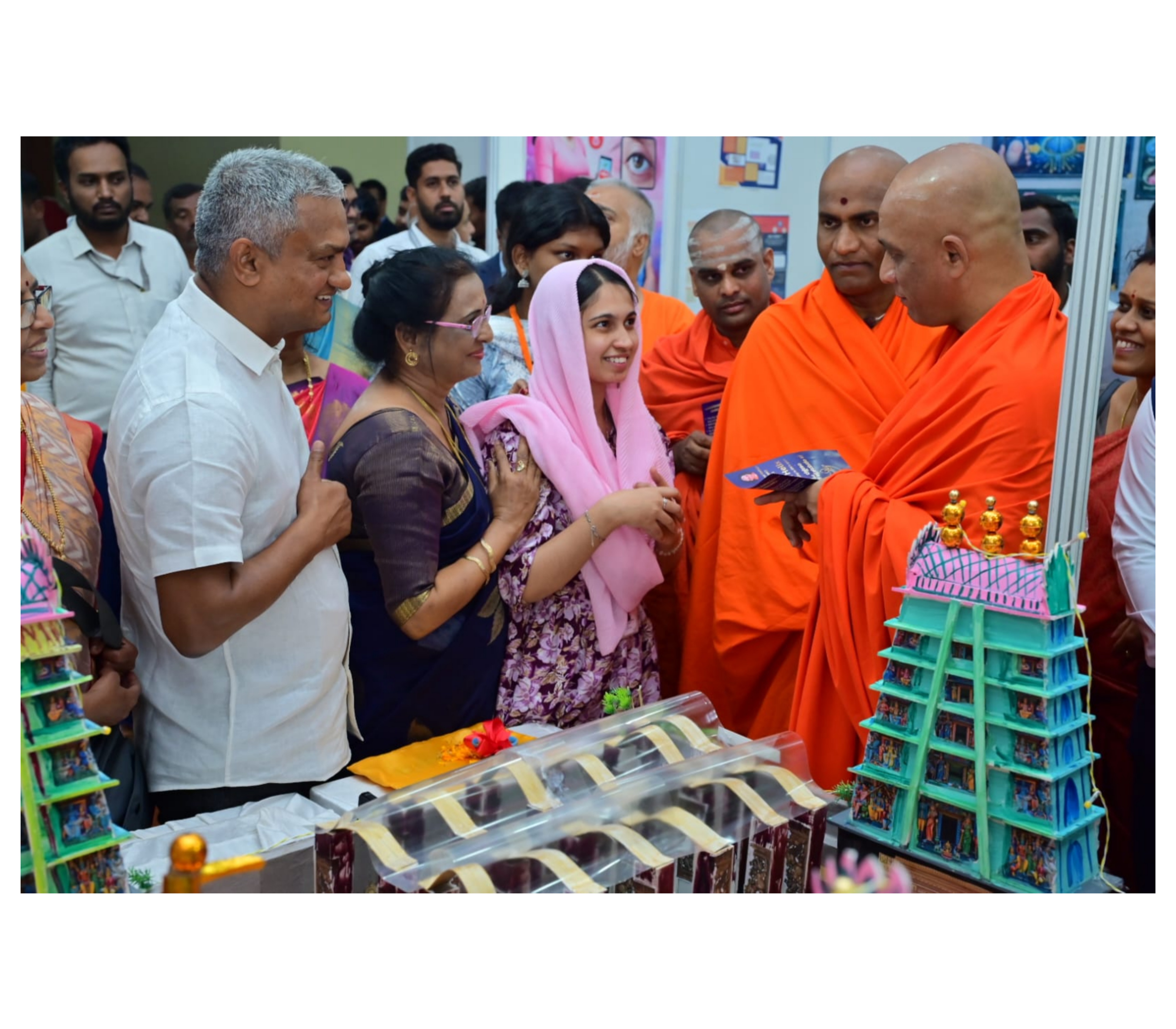 ನಾಗಮಂಗಲ ತಾಲ್ಲೂಕಿನ ಆದಿಚುಂಚನಗಿರಿಯಲ್ಲಿ ಗುರುವಾರ ನಿರ್ಮಲಾನಂದನಾಥ ಸ್ವಾಮೀಜಿ ವಿಜ್ಞಾತಂ - 2026 ವಸ್ತು ಪ್ರದರ್ಶನದಲ್ಲಿ ನಿರ್ಮಲಾನಂದನಾಥ ಸ್ವಾಮೀಜಿ ವಿಜ್ಞಾನದ ಮಾದರಿಯ ವಿವರಣೆ ಪಡೆದರು. 