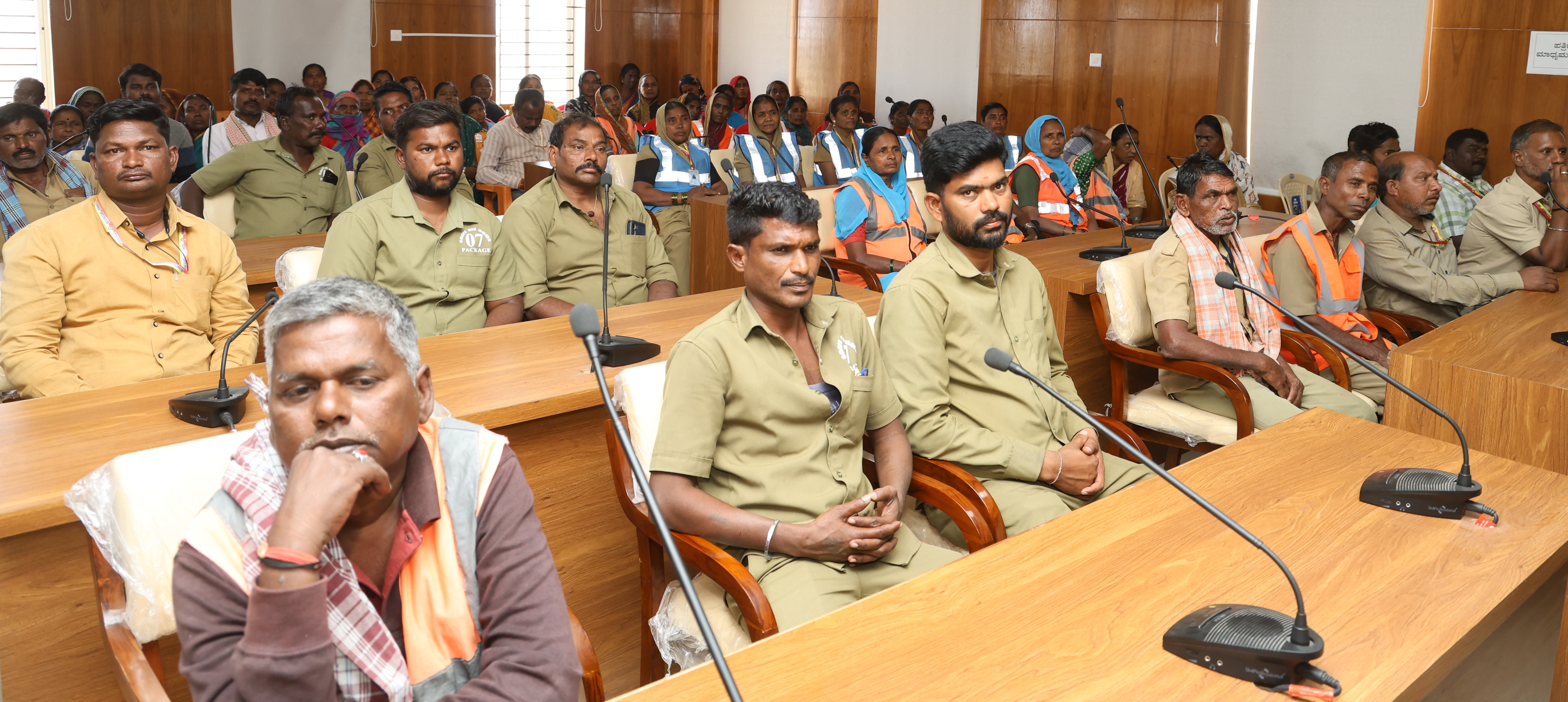 ರಾಯಚೂರಿನ ಜಿಲ್ಲಾಡಳಿತ ಭವನದಲ್ಲಿ ಗುರುವಾರ ನಡೆದ ಸಂವಾದ ಕಾರ್ಯಕ್ರಮದಲ್ಲಿ ಪಾಲ್ಗೊಂಡಿದ್ದ ಪೌರಕಾರ್ಮಿಕರು