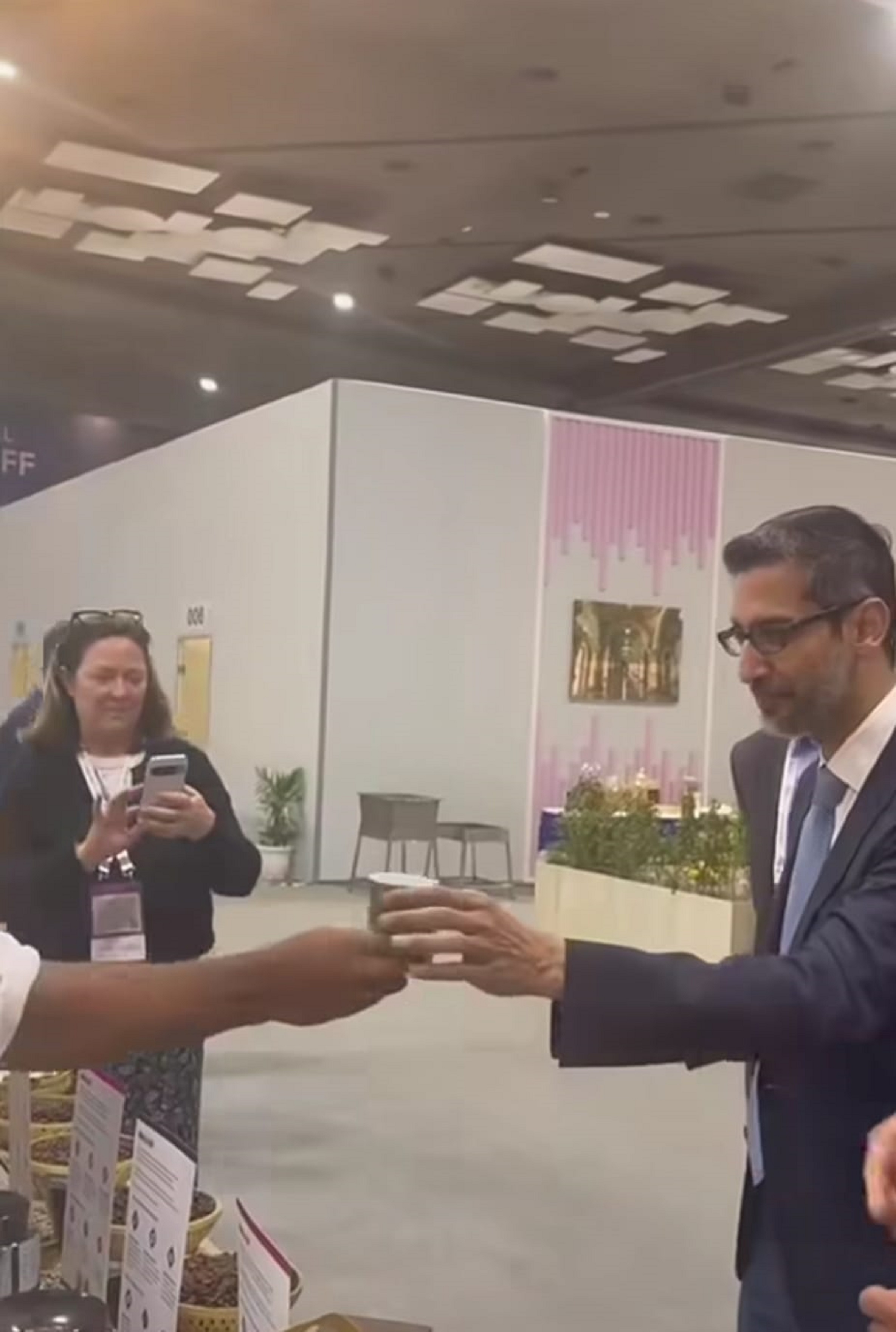 ನವದೆಹಲಿಯಲ್ಲಿ ನಡೆಯುತ್ತಿರುವ ಎ.ಐ (ಕೃತಕ ಬುದ್ಧಿಮತ್ತೆ) ಇಂಪ್ಯಾಕ್ಟ್ ಶೃಂಗಸಭೆಯಲ್ಲಿರುವ ಭಾರತೀಯ ಕಾ‍ಫಿ ಮಂಡಳಿಯ ಮಳಿಗೆಯಲ್ಲಿ ಗೂಗಲ್ ಕಂಪ‍ನಿಯ ಮುಖ್ಯ ಕಾರ್ಯನಿರ್ವಹಣಾಧಿಕಾರಿ  ಸುಂದರ್ ಪಿಚೈ ಅವರು ಕಾಫಿ ಸ್ವೀಕರಿಸಿದರು