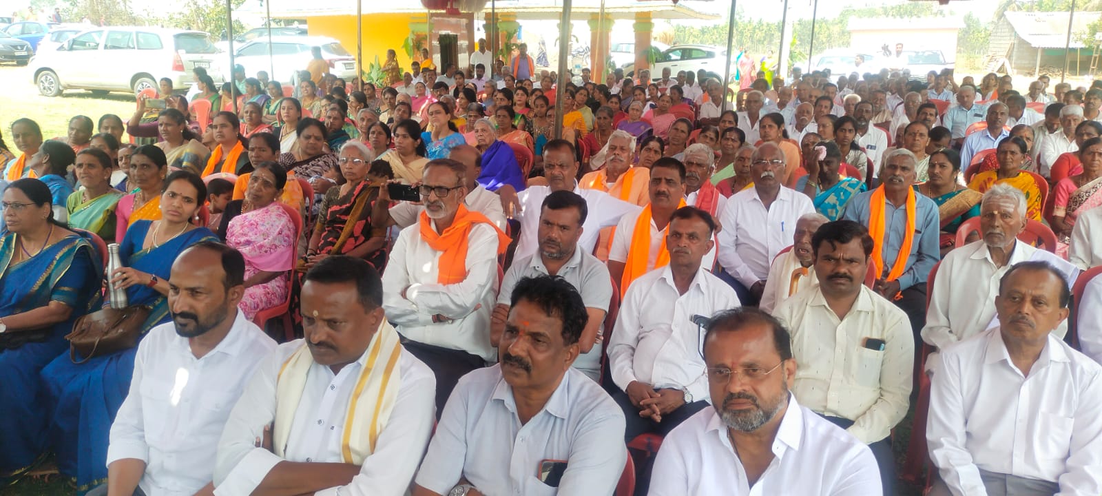 ಕುಶಾಲನಗರ ಸಮೀಪದ ತೊರೆನೂರು ವಿರಕ್ತ ಮಠದಲ್ಲಿ ಗುರುವಾರ ಏರ್ಪಡಿಸಿದ್ದ ಮಹಾಂತ ಮಹಾಸ್ವಾಮಿಗಳ 13ನೇ ವರ್ಷದ ಪುಣ್ಯ ಸಂಸ್ಮರಣೋತ್ಸವದಲ್ಲಿ ಪಾಲ್ಗೊಂಡಿರುವ ಭಕ್ತರು