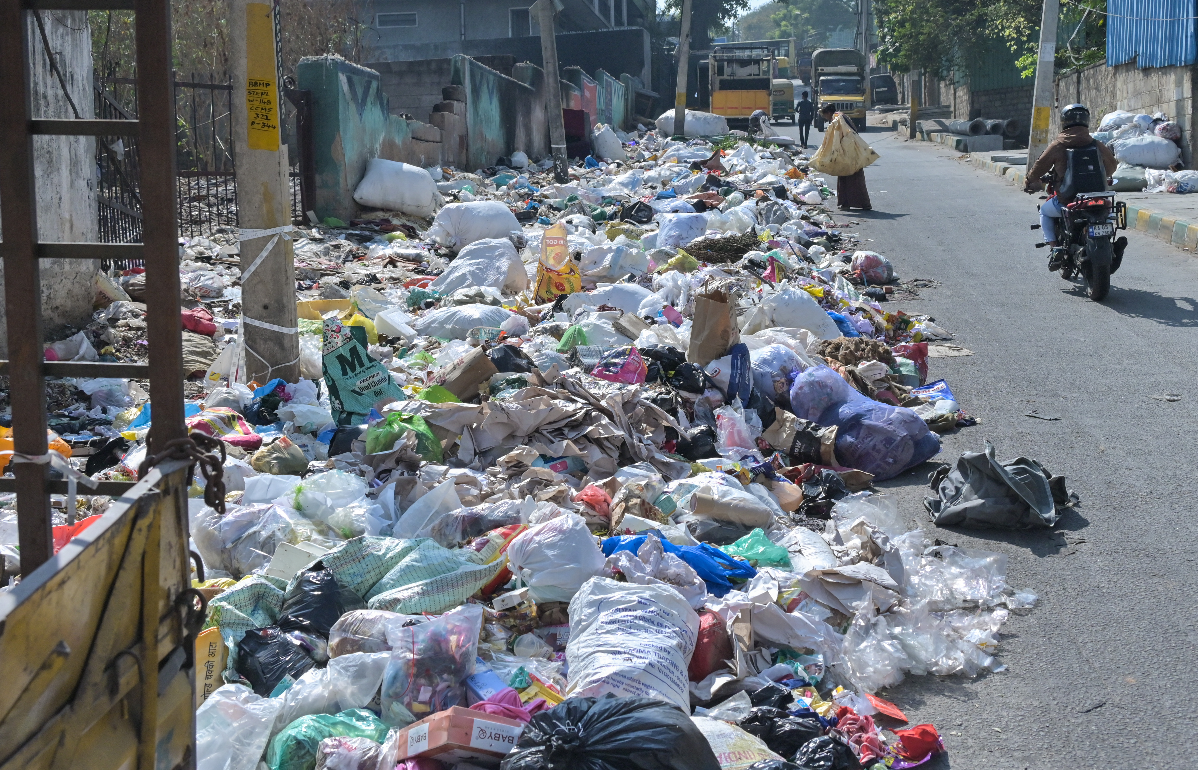 ನಗರದ ಹೊಸಗುಡ್ಡದಹಳ್ಳಿ ಪೈಪ್‌ಲೈನ್ ರಸ್ತೆಯಲ್ಲಿ ಗುರುವಾರ ಕಸದ ರಾಶಿ ಕಂಡುಬಂದಿತು
ಪ್ರಜಾವಾಣಿ ಚಿತ್ರ