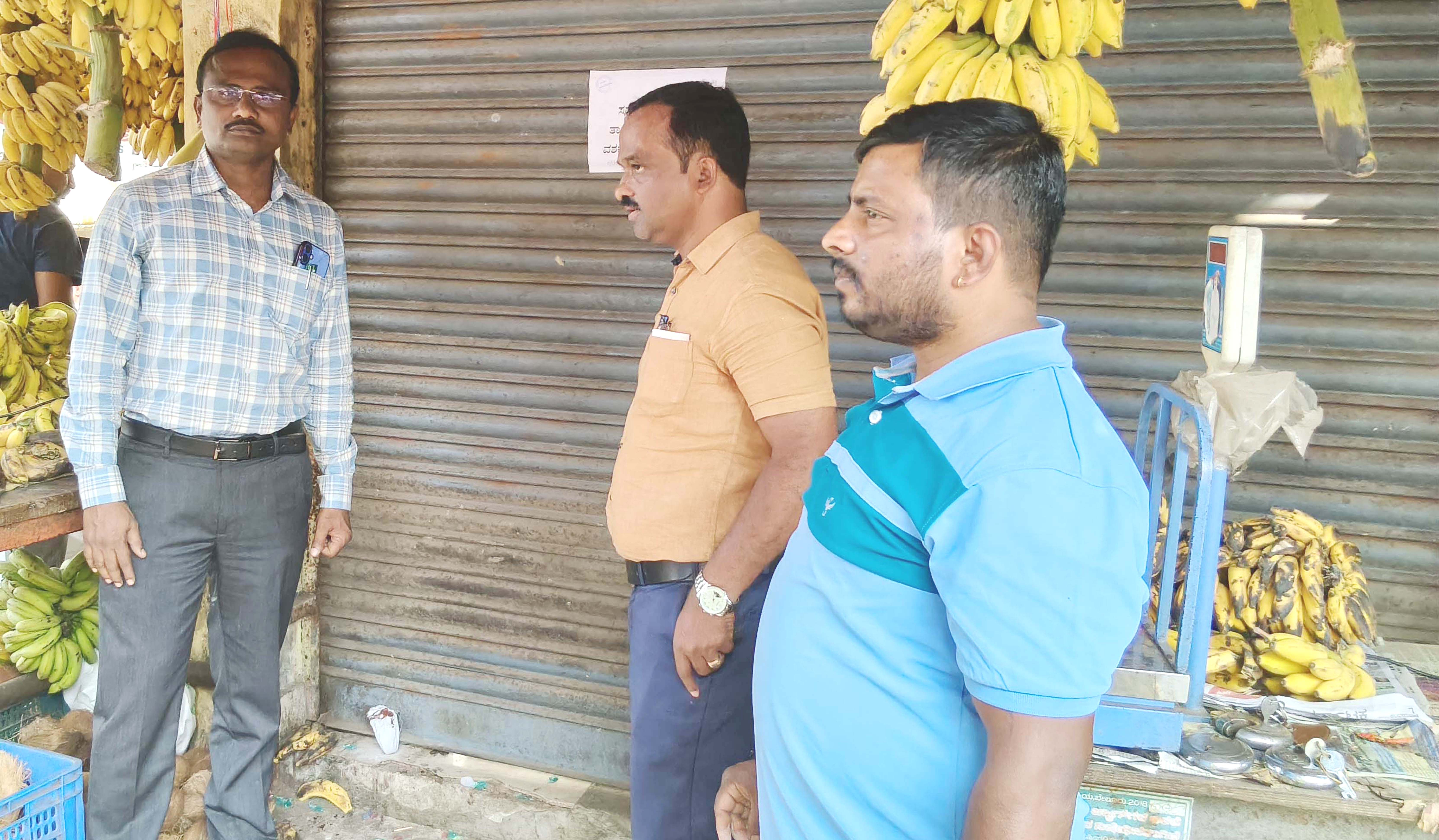 ಬೇಲೂರಿನ ತಾಲ್ಲೂಕು ಪಂಚಾಯಿತಿಗೆ ಸೇರಿದ ಅವಧಿ ಮುಗಿದ ಅಂಗಡಿ ಮಳಿಗೆಗಳನ್ನು ತಾಲ್ಲೂಕು ಪಂಚಾಯಿತಿ ಕಾರ್ಯನಿರ್ವಾಹಕ ಅಧಿಕಾರಿ  ಜಿ.ಎಸ್. ಸತೀಶ್ ಕುಮಾರ್ ನೇತೃತ್ವದಲ್ಲಿ  ವಶಕ್ಕೆ ಪಡೆಯಲಾಯಿತು.