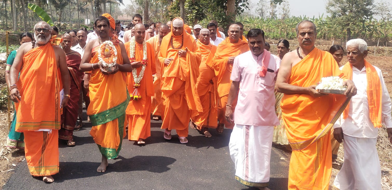 ಕುಶಾಲನಗರ ತೊರೆನೂರು ಸಂಸ್ಮರಣೋತ್ಸವಕ್ಕೆ ಆಗಮಿಸಿದ ಸುತ್ತೂರು ಮಠದ ಶಿವರಾತ್ರಿ ದೇಶೀಕೇಂದ್ರ ಸ್ವಾಮೀಜಿ ಅವರನ್ನು ಮಂಗಳವಾದ್ಯ ಪೂರ್ಣಕುಂಭ ಕಳಶದೊಂದಿಗೆ ಮೆರವಣಿಗೆಯಲ್ಲಿ ಕರೆತರಲಾಯಿತು