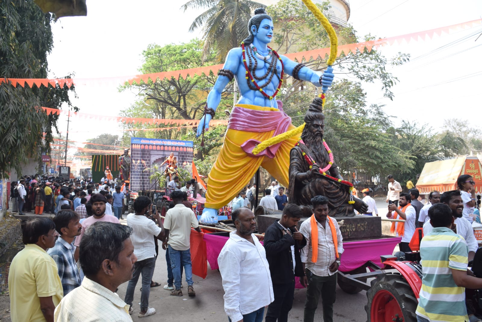 ಮೆರವಣಿಗೆಯಲ್ಲಿ ಗಮನ ಸೆಳೆದ 17 ಅಡಿ ಎತ್ತರದ ಶ್ರೀರಾಮ ಮೂರ್ತಿ